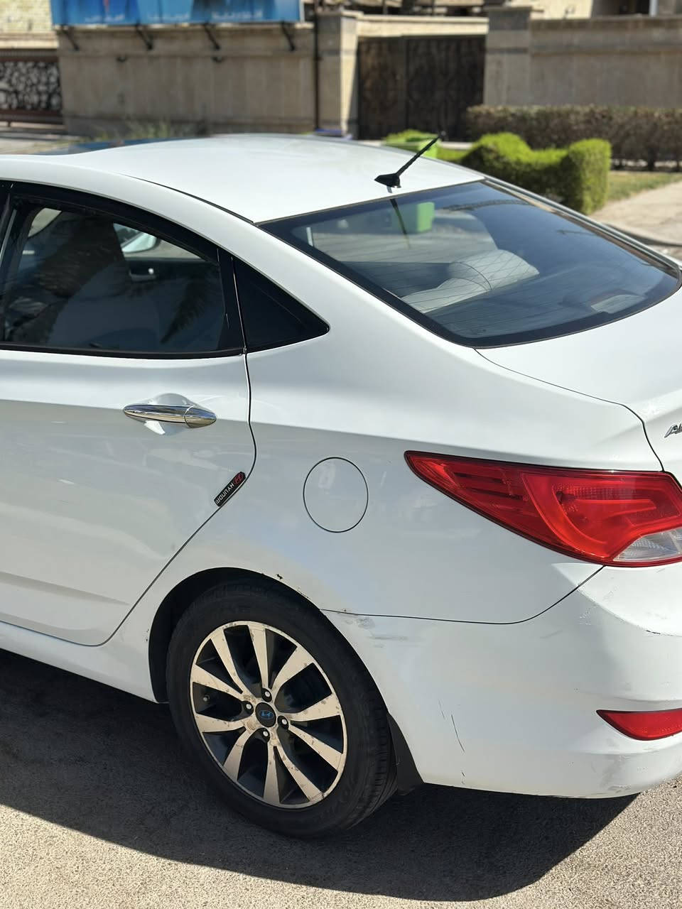 اكسنت خليجي 2016 محرك 1600 اربعه سلندر بدون حادث بيها فقط قطعه صبغ جاملغ الخلفي الوره السايق 
مواصفات السياره فتحه سويج شخاطه شاشه وكامرا 
داخل مخمل سياره نظيفه كلش 
ماشيه 100 الف كيلو متر 
رقم بغداد باسمي شرط التحويل 
السعر 110وبيها مجال 
مكانها بغداد السيدية 
*********** متواجد واتساب
