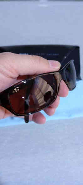 نظارة ماركة سيرينجيتي بيسانو ايطالي اصلي 
عدسة فوتوكروماتيك، 
فلتر uv400 و بوليرايز ، لحماية عين من أشعة فوق البنفسجية
انتاج تسعينات 
نضيفة جدا جدا
للاستفسار واتس اب : ***********
