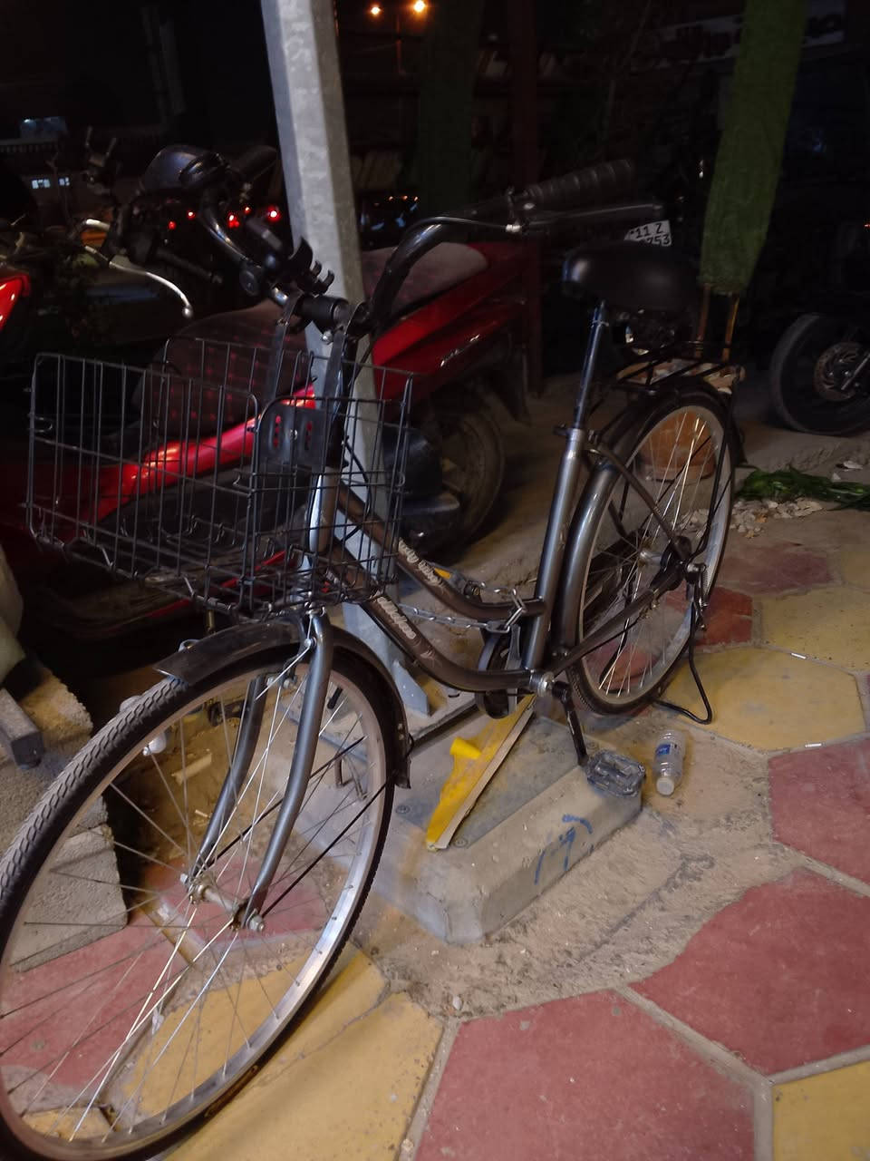 للبيع بايسكل City Bike لون رصاصي نظيف جدًا
استعمال يوم واحد فقط والباسكل بحالة الجديد تمامًا بدون أي مشاكل

المواصفات:

- سلة أمامية
- ستاند موبايل
- ضوء أمامي وخلفي
- ستاند جانبي
- مريح جدًا للمشاوير والتمشية

السعر: 150 ألف قابل للنقاش البسيط
المكان: الغزالية / مديرية الأمن

للتواصل واتساب أو اتصال:
***********
