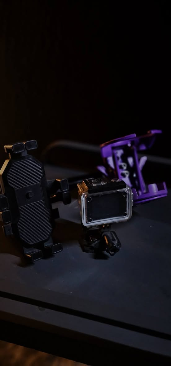 السلام عليكم 
خوذة ايرون مان اسود طافي والداخل احمر السعر 75
ستاند جهاز اصلي السعر 5
حامل اكواب قلاب السعر 5
سلايدر سكان يتكبر ويتزغر بوري عريض السعر 10
كامرة دراجة مع كامل ملحقاتها السعر 10
حزام ستاند جهاز ينشد على الصر وعلى الراس السعر 5
صندوق دلڤري مع تجوة ظهر السعر 30
صندوق + تجوة + سماعات اصليات السعر 80
العنوان بغداد الشعب 
الرقم ***********
