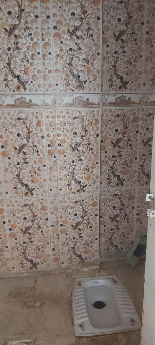 شقه درج للايجار في ٥ ميل (شارع البيضان)تحتوي على غرفتين ومطبخ وصحيات وبالكونه السعر 250 الف
واتس ***********
