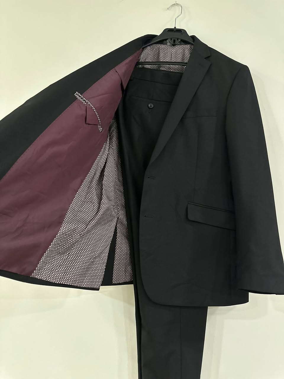 بدلة اصلية من ماركة M&S
ما ملبوسة 
السعر ٥٠ الف 
عرض الصدر : 57 cm
عرض الكتف : 47 cm
طول السترة : 75 cm
طول البنطلون : 105 cm
كمر البنطلون : 46 cm (وبيها مجال تكبره شوية) 
عرض الحجل : 19 cm 

اللون اسود طوخ


**إذا كنت صاحب هذا الإعلان وتريد حذفه لأي سبب، رجاءا أرسل رسالة إلى الدعم الفني**