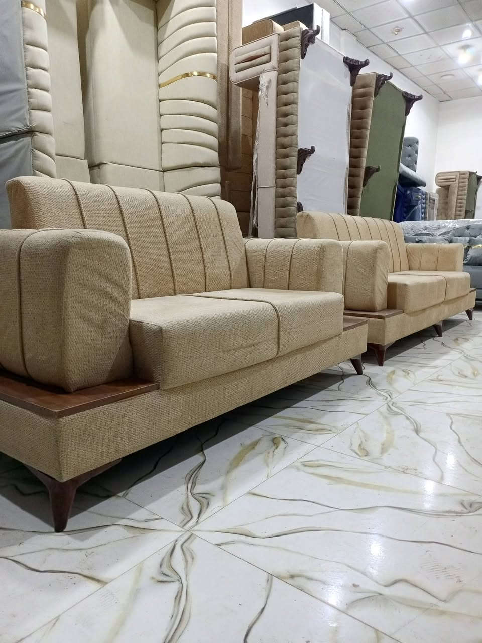 تخم موديل طبله لون بيجي 
تخم جديد 5قطع 10 مقاعد 
سفنج ارتفاع 10 س
السعر 550الف 
مجمع بركه ام البنين ع سسسومر قرب اعداديه خوله بنت الازور 
***********
