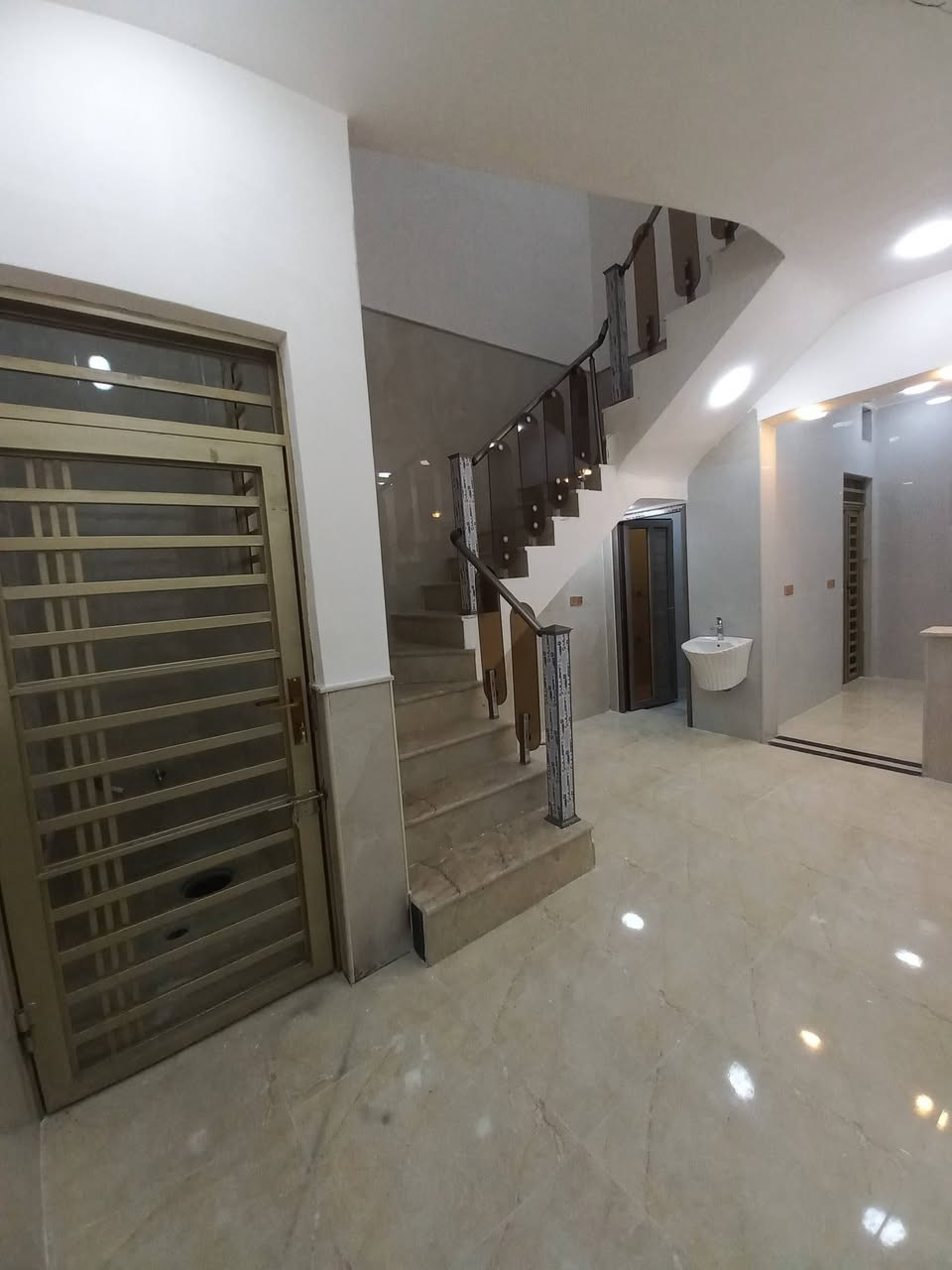 دار للبيع  احي الغدير قرب الشارع العام  المساحه ١٠٠متر طولاني طابق واحد بناء حديث الاتصال عله الرقم ***********

