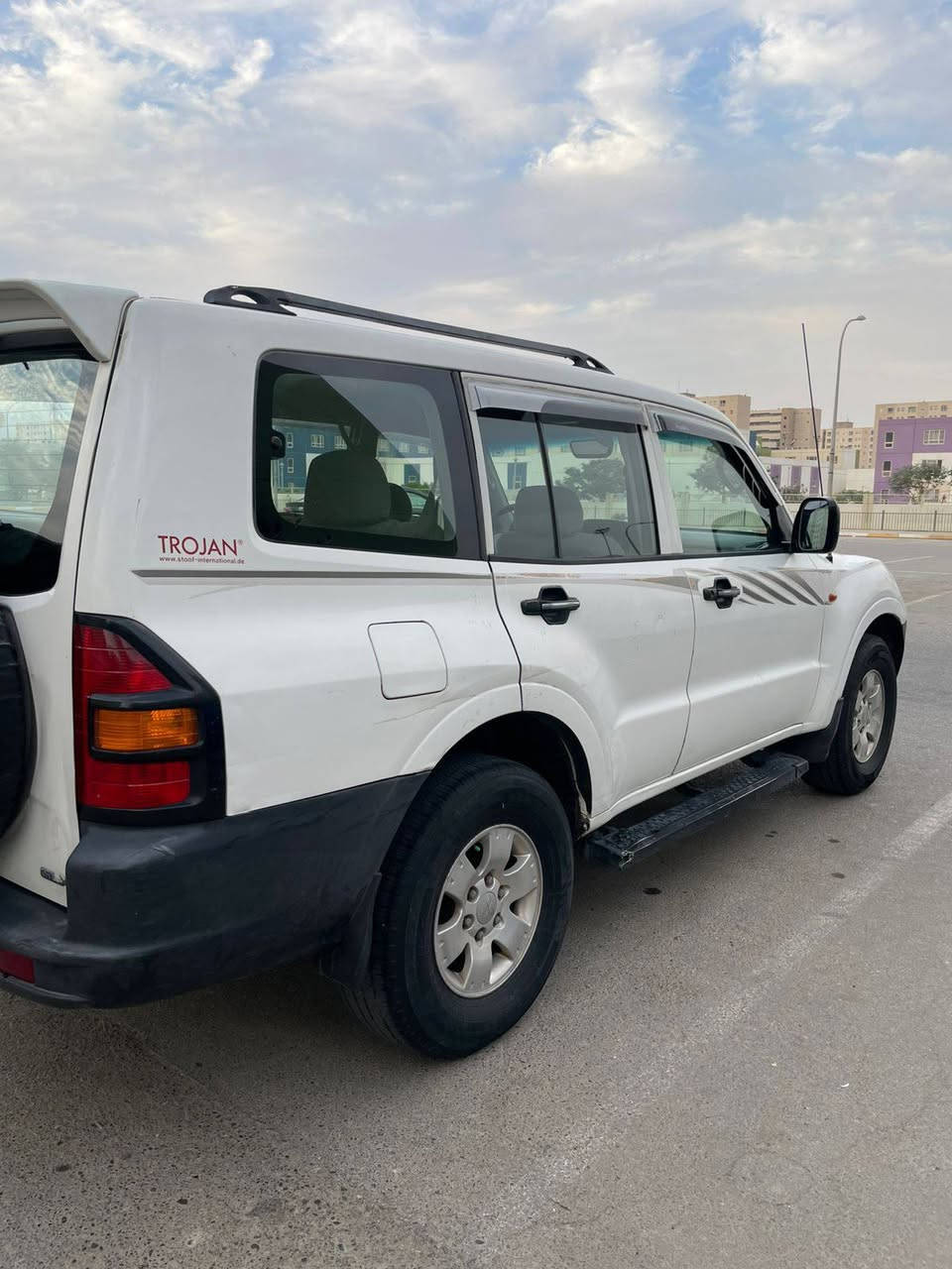 باجيرو 2001 ابيضّ خليجي GLX مكفولة من ضربة ومن صبغ 7 راكب 3 قطع تبريد محرك 3000 حبتور جاهزة من كل شي سنوية بسمي ارقام إنكليزي جديدة سيارة بلادية على وضع شركة مكانها بغداد مجمع بسماية سعر 75 بيها مجال ***********
