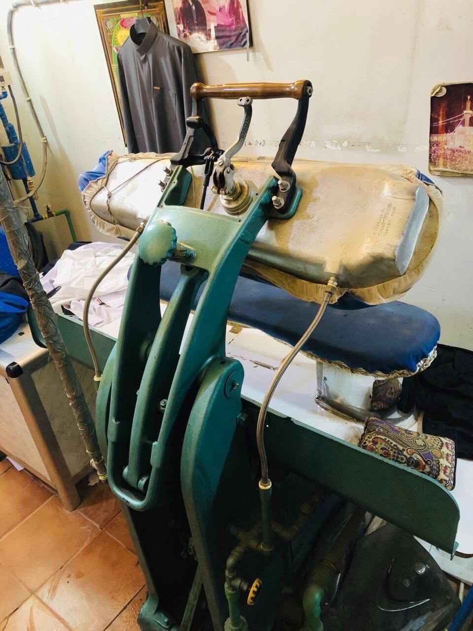 #للبيع 
السلام عليكم 
مكوى بخاري ( لوندري ) الحجم الكبير فول اوتماتيك غاز كهرباء ..
مكينه امريكي / بولر صناعة الحلة فول اوتماتيك بنل تحكم جوزات ذكية  ..
مخير بين تاجير المحل إيجار ١٥٠ الف او نقل لغير مكان !!

أتصل وبالخدمة ..
المكان : ذي قار / الناصرية / حي الشهداء 

***********
ما هو سعر الماكينة المطلوب؟: 
4,500,000
أين يقع مكان البيع؟: 
الناصريه/ حي الشهداء 
هل تتوفر خدمات توصيل أو شحن؟: 
لا
ما هي حالة الماكينة وهل تحتاج إلى صيانة؟: 
تعمل بشكل جيد 
هل هناك إمكانية للتفاوض في السعر أو تبادل؟: 
السعر قابل للتفاوض ..