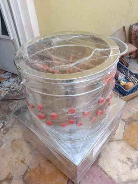 هلاسه دجاج اكبر حجم
جديده بعده بال سلفون مالته 
سعره 380بيه مجال قليل 
شراي يتصل ***********
ماموجود نهائين على فيس
