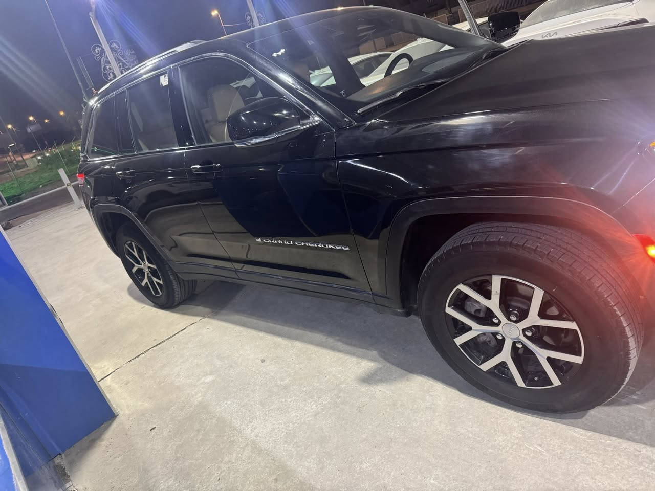 جيب  شيروكي لمتد خمسة راكب فول مواصفات فول عدى خمس كامرات حادث السيارة موضح بالصور جاملغ و بنيد  بدون داخل السيارة ماشية ١٣ الف حلوة و جيدة موديل ٢٤  السعر ٢٩٥ و بيهة مجال قليل مكانهة اليرموك *********** ملاحضة لايتاتهة بلادي رادييتراتهة البلادية شرط الفحص
