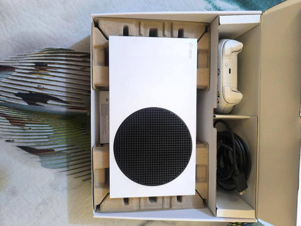 اكسبوكس ون سيرس اس 

الجهاز قمة النضافة مع كامل ملحقاته ( مامفتوح ) ماواصلته صيانة ومايشكي من اي شي 
ملحقاتة : يدة اصلية مال الجهاز (خالية من الصيانة ) 
كيبل hdmi نضيف وجديد مال الجهاز الاصلي 
كيبل الباور اصلي ونضيف مال الجهاز 

مساحة تخزين الجهاز 512 كيكابايت 

الجهاز نضيف جداً  بحالة الجديد مع كامل ملحقاتة الاصلية  التواصل واتساب : ***********
سعر الجهاز 375 وبي مجال مكاني بغداد حي البتول
