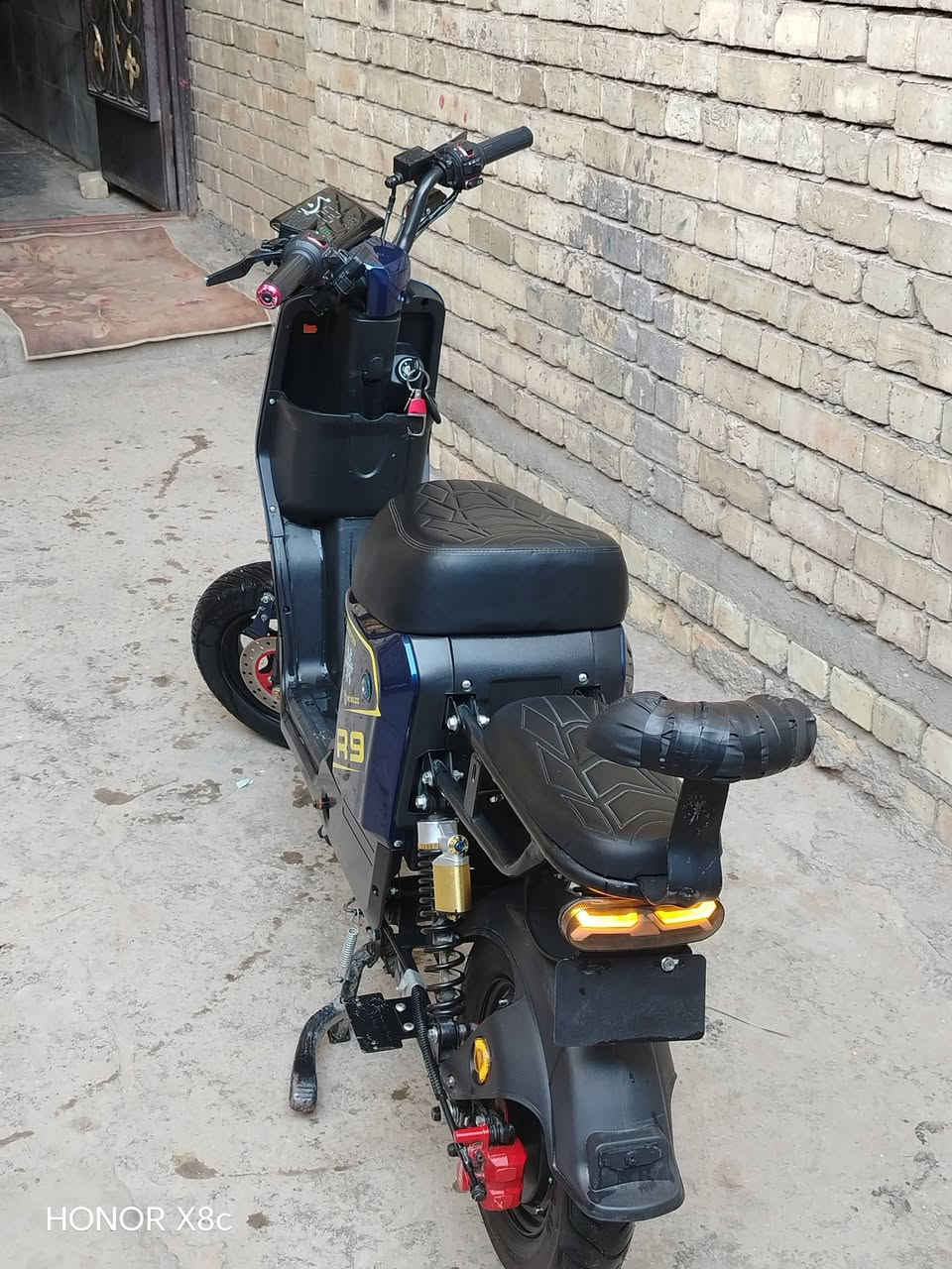 السلام عليكم دراجه شحن R9
دراجه فول مواصفات
سرعه حقيقي 77تقرا 99

ملف 1200 /5 بطاريات حجم كبير 60فولت

اشاشه ايباد ذكيه تحدد العطل بشاشه

جهاز إنذار وسويج وبصمه
نقص جاملغ امامي وشويه عواج قليل بسكان

عنواني،، حيطارق شارع الوسط الزراعي

***********
السعر 400وبيها مجال
