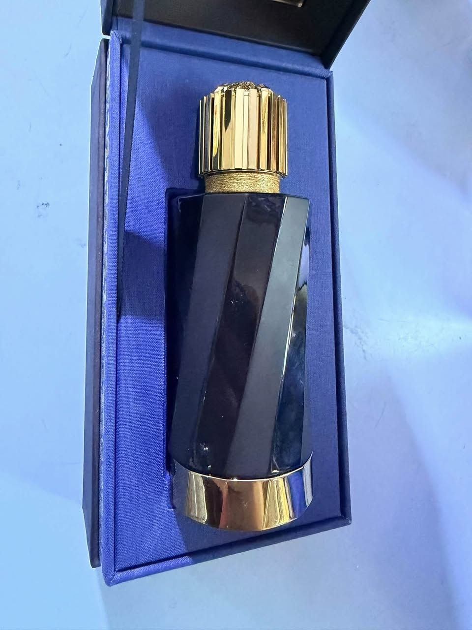 عطر versace للبيع مستعمل نص بسعر ١٠٠ الف
للاستفسار مراسلة الخاص او الاتصال ***********
عطر Figue Blanche من مجموعة Atelier Versace هو عطر زهري-فاكهي للجنسين، يستحضر أجواء صيف البحر الأبيض المتوسط.المكونات الأساسية:الافتتاحية: التين الأبيض الطازج، اليوسفي (الماندرين) الإيطالي، والبرغموت.القلب: زهر البرتقال (النيرولي)، الياسمين، وبتلات الورد.القاعدة: خشب الأرز والمسك الأبيض لتمنح العطر عمقاً ونظافة.
