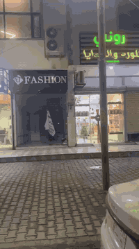 محل للبيع 
حي الاعلام 
 واجهة 3 نزال7 
يصلح محل ملابس 
للتواصل ***********
