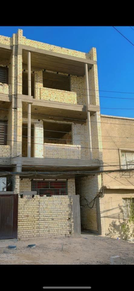 سلام عليكم 
 للبيع بيت ( هيكل) م 100 متر واجه 5 نزال 20 في بغداد الجديده قرب مول الجوهره ثاني ركن قرب الشارع العام يتكون من ؛
 ثلاثة طوابق 5 غرف هول وصاله ومطبخ وخدمات عامه بناء 20025 
‏ ‭0772 531 2374‬
