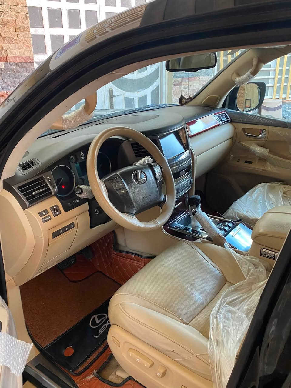 للبيع :  لكزس LX570 SPORT PLUS    ، موديل 2009 ماشي 151 مكفولة من الحادث و البارد ، حدادية نظيفة و السيارة جاهزة عنواني البصرة   سعرها 290 ورقة 
 الرقم : ***********
