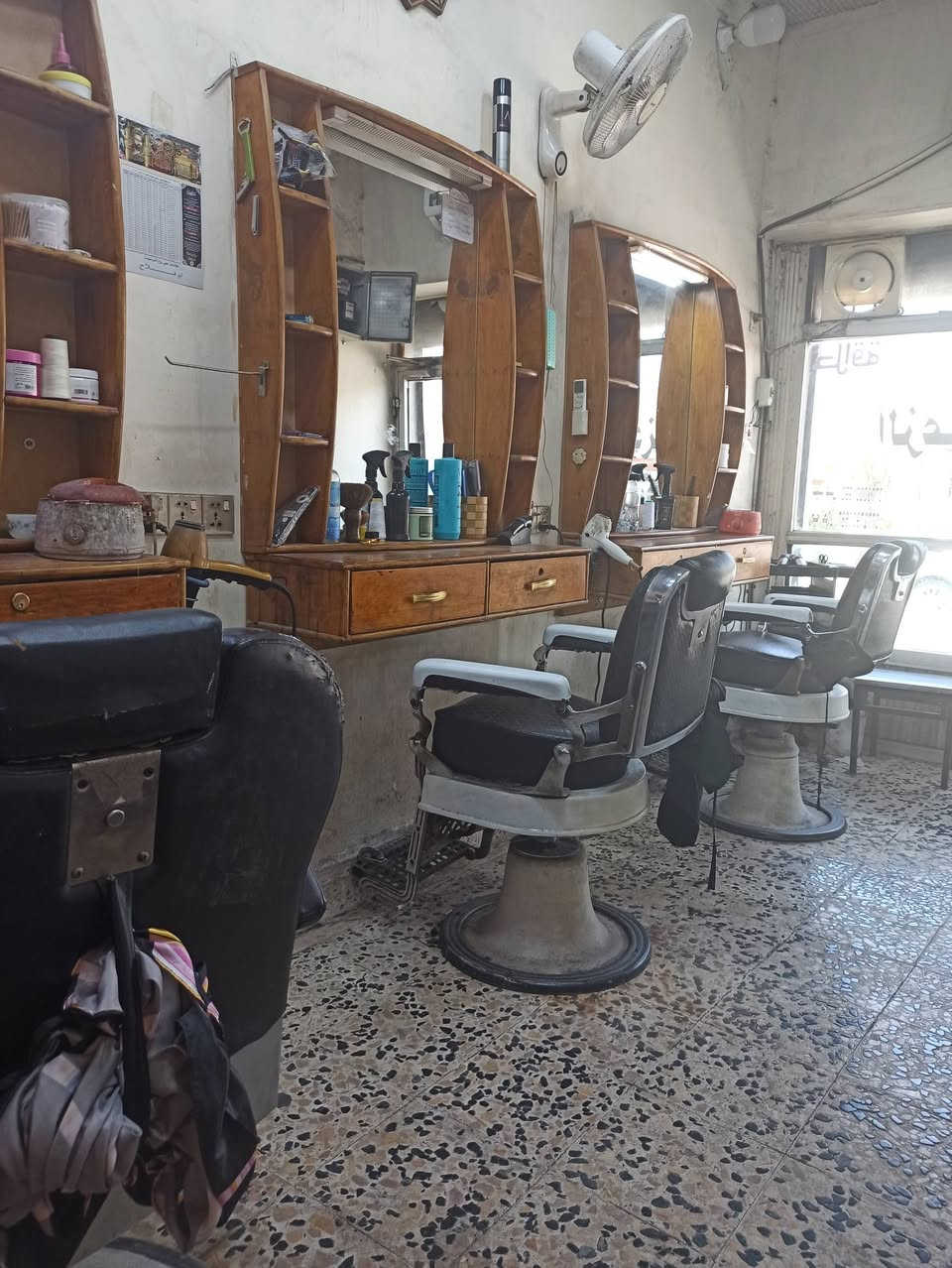 للبيع بسعر مناسب كراسي حلاقه وميز حلاقه
