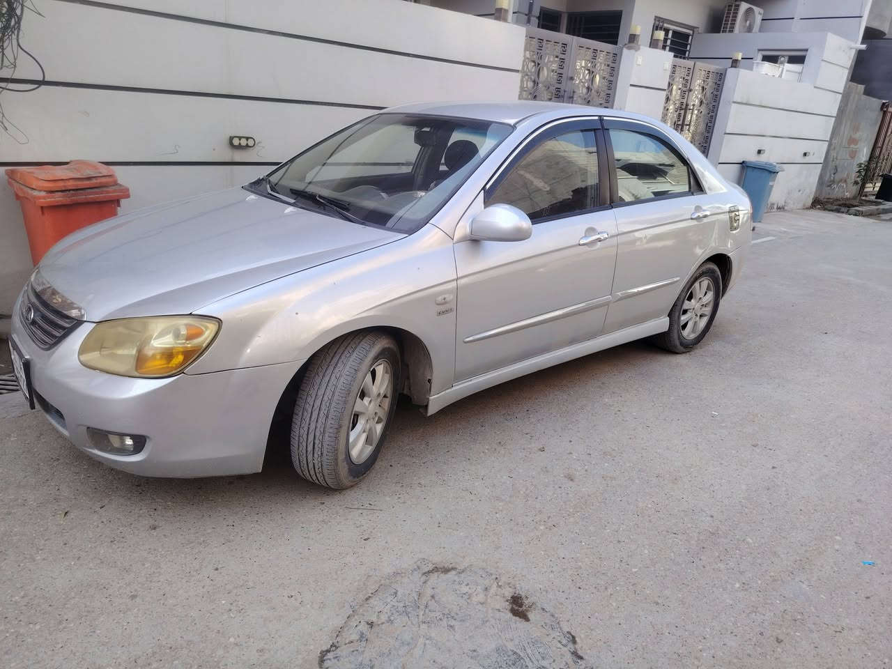 سيراتو2007 مصبوغه حزام والقماره كلير وعندي صورها قبل صبغ سياره مكفوله من ضربه شرط كلها علبلاد  داخل وخارج  اقتصاديه ونشطة تدفئة تبريد شغال سياره مال جناي تعال شوفها واحكم مكاني بعقوبه سعرها 77 بيهامجال للشراي ***********
