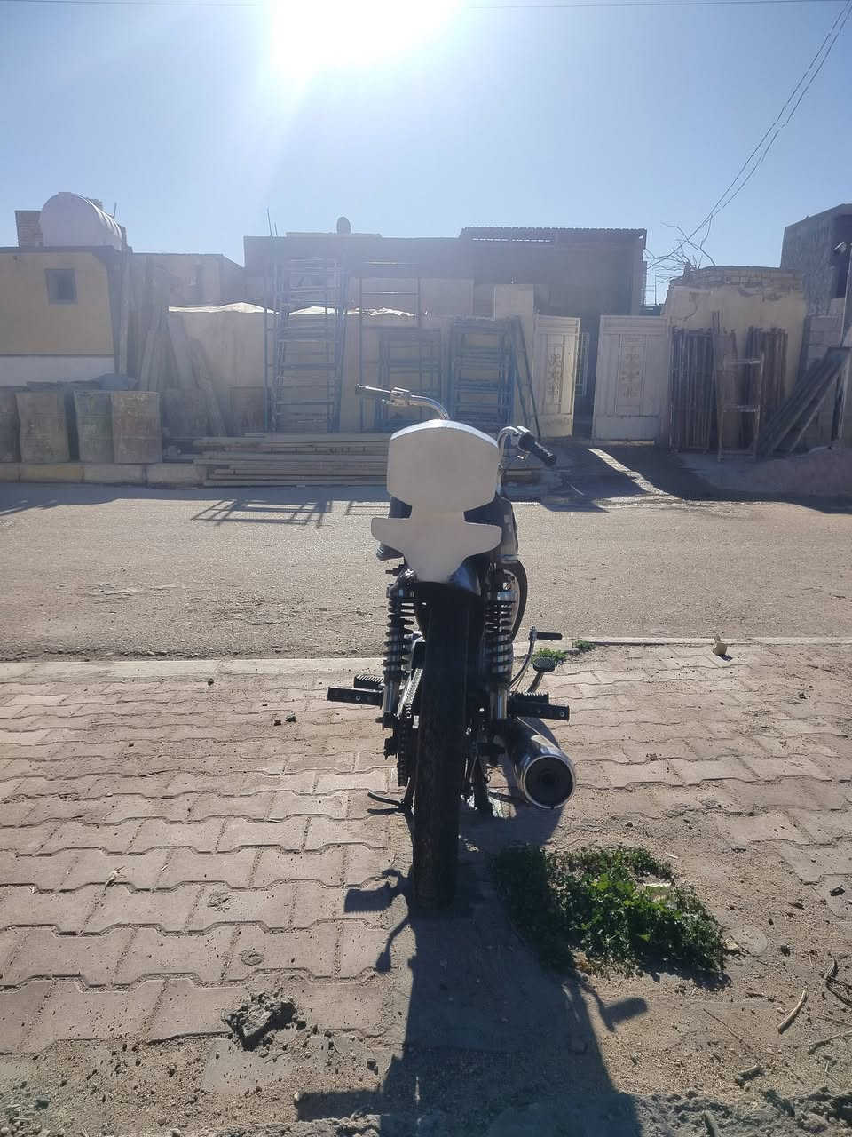 سلام عليكم شباب دراجه بدون للبيع السعر ب 450 وبيها مجال مكاني بالعماره ناحيه السلام هذا رقمي ***********
