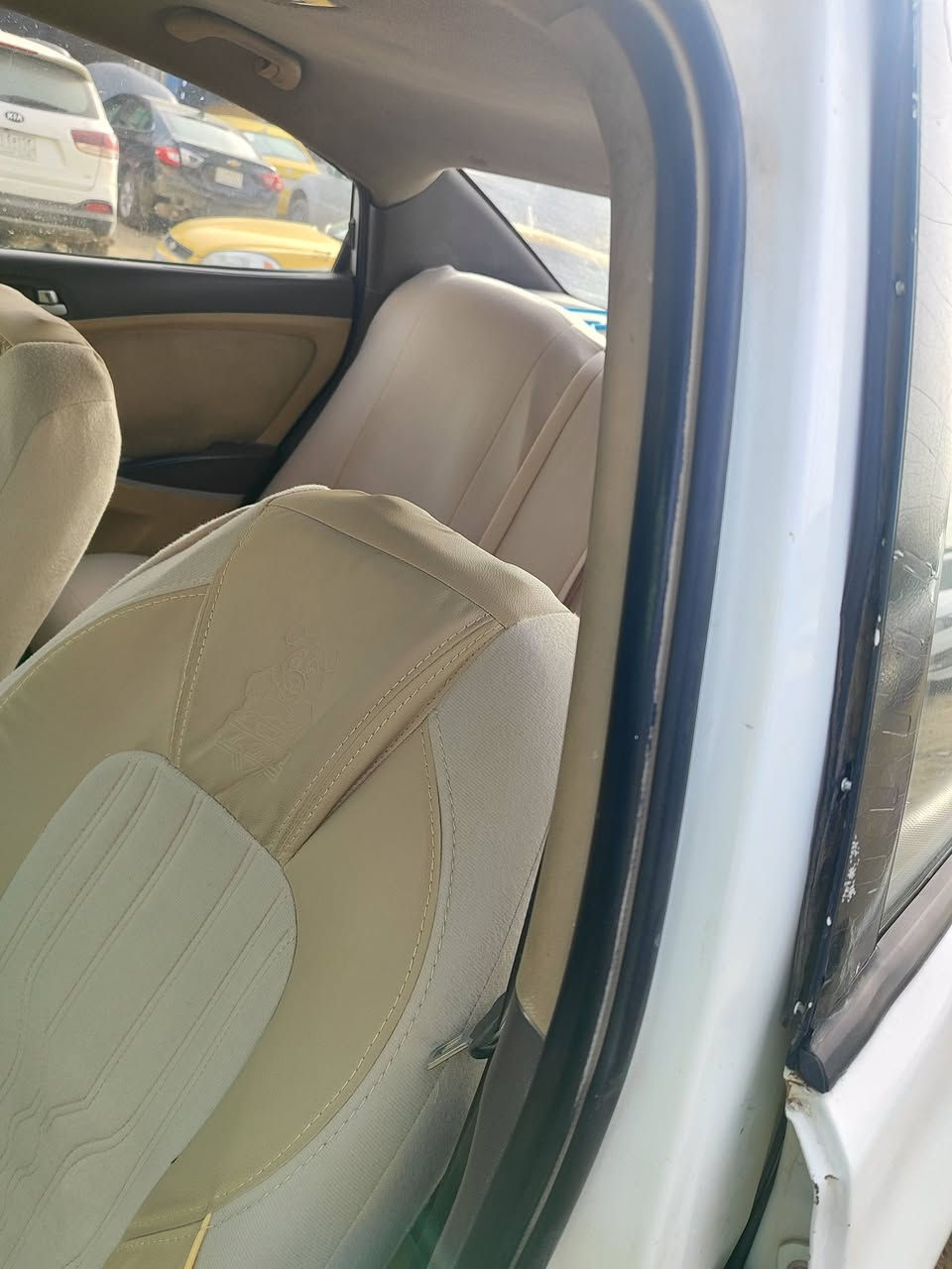 سيارة اكسنت موديل 13
محركها 1600 قطرتين
رقم مثنى
سنويه ماساقطه 
متجايه 
قمارتها مامصلحه من الامام بصورة صحيحه  وموأشره بالصوره 
سياره ناعمه ونظيفه السعر 67 وبيها مجال
الشراي يتصل ***********
موجوده في الديوانيه
