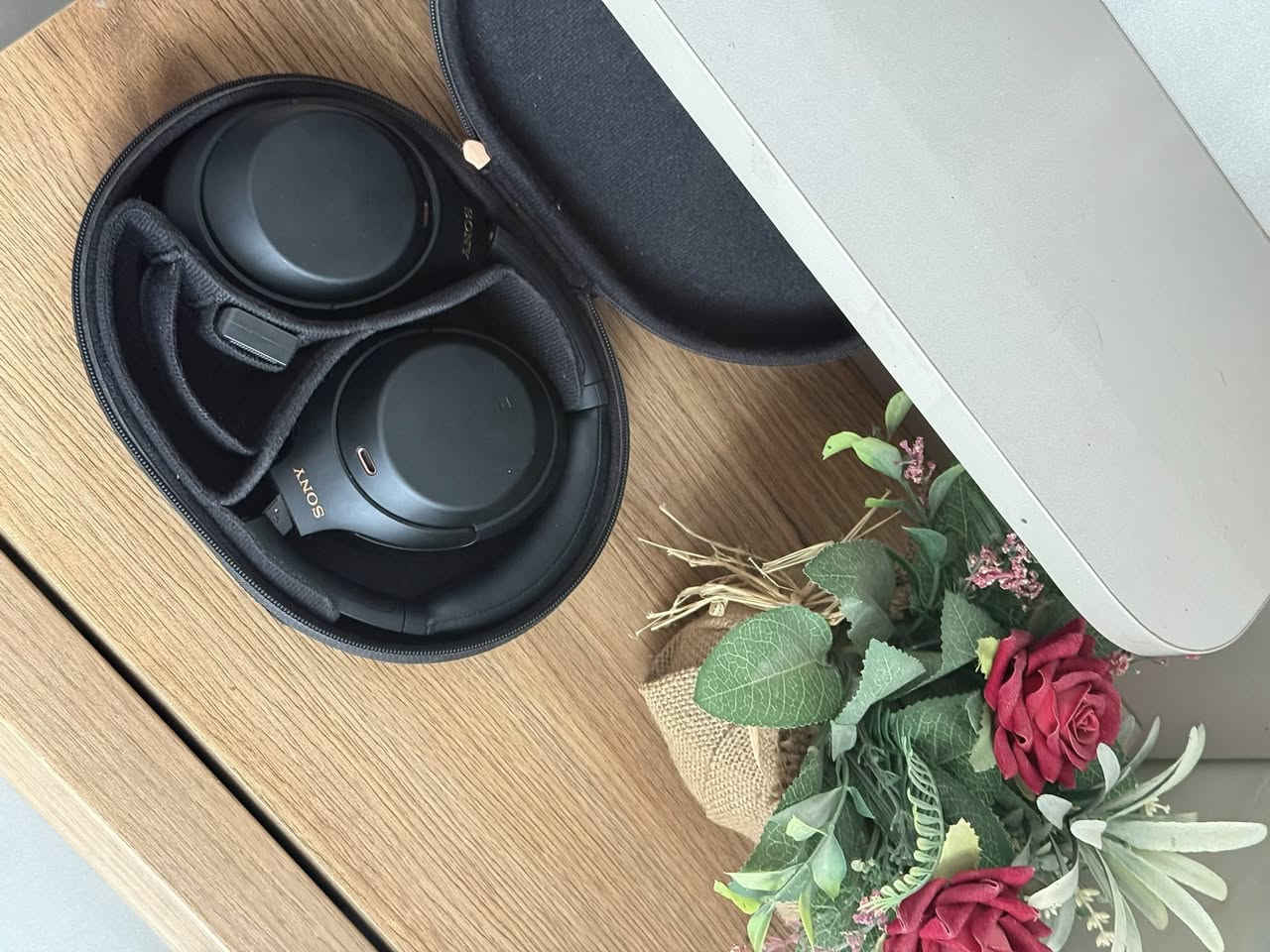 سماعة Sony WH-1000XM4 🎧 بحالة ممتازة جداً
السماعة بحالة نظيفة جداً، تم العناية بيها بشكل دقيق، تشتغل بكفاءة عالية.

مميزات السماعة:
 الأداء التشغيلي🔋: البطارية بحالة ممتازة وطاقتها التشغيلية كفائتها عالية.
 
تجربة الصوت🔊: جودة الصوت استثنائية ونقية، مع توازن دقيق بالترددات.
 
خاصية العزل (ANC): نظام إلغاء الضجيج يعمل بأداء مثالي ويوفر عزلاً تاماً عن المحيط.((معروفة سوني بقوة عزلها ونقاوة صوتها والمعرف لايُعرف))

تكامل ذكي مع التطبيق: السماعة مدعومة بتطبيق Sony | Headphones Connect المتاح على App Store و Google Play. هذا التطبيق مو مجرد واجهة، وانما "العقل المدبر" للسماعة

 الضمان: السماعة عليها ضمان الاسترجاع الكامل للمبلغ في حال ضهر اي خلل

السعر عليه Discount
190 الف فقط بدل 220 لمدة اسبوع فقط‼️


**إذا كنت صاحب هذا الإعلان وتريد حذفه لأي سبب، رجاءا أرسل رسالة إلى الدعم الفني**