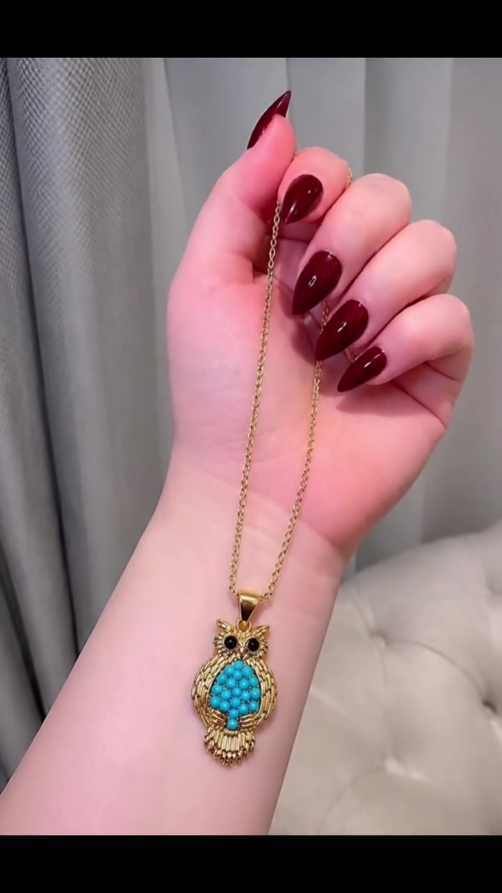 لكِ ولجمالكِ الفاتن.. 🦉✨
​لصاحبات الذوق الرفيع، تألقي بـ "قلادة البومة الملكية" الفاخرة! صُنعت من الذهب البرازيلي الأصلي المرصع بالحجر، بطلاء ثابت يضمن لكِ لمعاناً يدوم طويلاً دون أن يتغير لونه.
​🛍️ الألوان المتوفرة: الأسود الملكي، والفيروزي الساحر (بالقاعدة الذهبية).

🚘 خدمة التوصيل: متوفرة لجميع محافظات العراق 
​تمتعي بإطلالة أصلية 100% واطلبيها الآن! 💎👇

​#قلادة_البومة #اكسسوارات_نسائية #ذهب_برازيلي #توصيل_محافظات_العراق


**إذا كنت صاحب هذا الإعلان وتريد حذفه لأي سبب، رجاءا أرسل رسالة إلى الدعم الفني**
