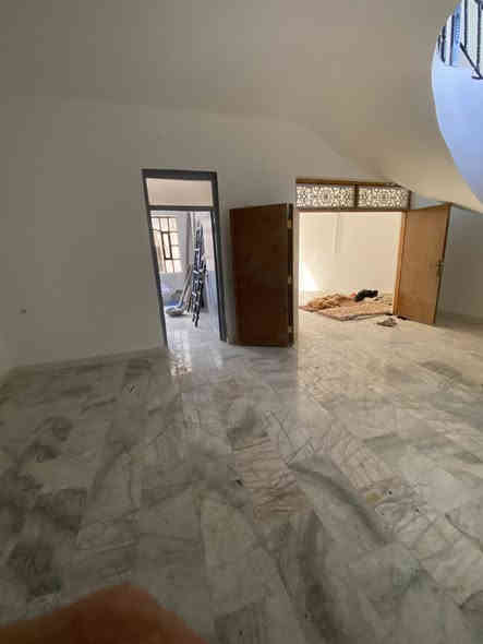 السلام عليكم
دار سكني للبيع مساحه 150 متر واجه 7.5* 20
الموقع بلديات ال un شارع 30  شارع 10 رابع بيت عن شارع 30
الدار محدث من كل النواحي 
يحتوي الطابق الارضي عل استقبال ومطبخ وغرفه معيشه وغرفه نوم وصحيات 
الطابق الثاني يحتوي عل غرفتين نوم وصحيات ومخزن 
علما ً ان الدار فارغ وجاهز للسكن
للاستفسار ***********

https://maps.app.goo.gl/q8kj4Li3PLVjDjXh6?g_st=com.google.maps.preview.copy
