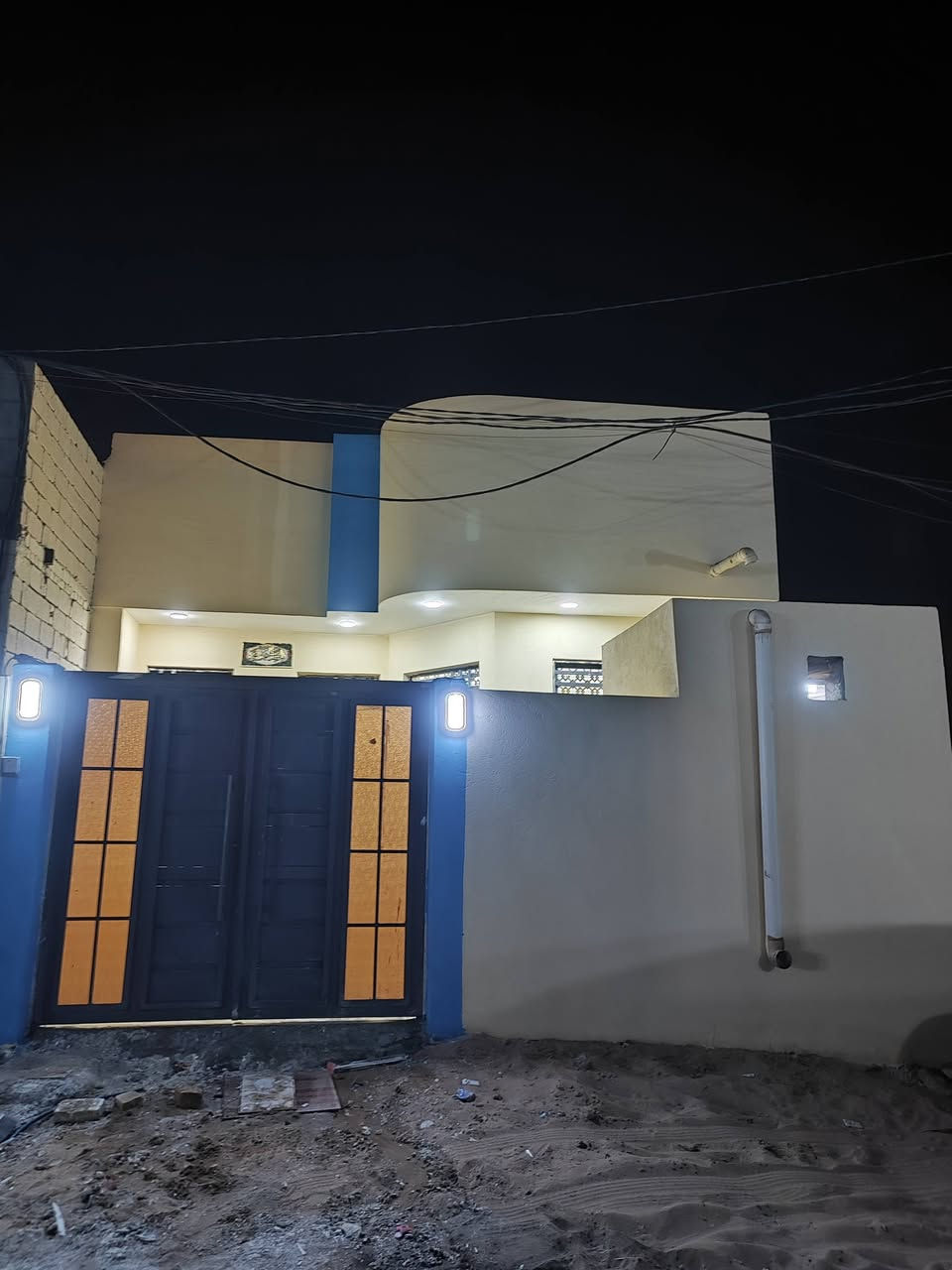 بيت زراعي مساحة 140 متر طابق ونصف
بناء حديث وحاليا فارغ وجاهز للسكن 
بناءه طابوق رباط ارضي وسقف كونكريت صب والسطح شتايگر
يحتوي على غرفة نوم وصالة كبيرة واستقبال وحمامات داخلية وخارجية 
مع مطبخ كبير.. والطابق الثاني غرفة وصالة زغيرة
البيت كله سيراميك وبورسلين وسقوف ثانوية 
خدمات كاملة 
مكانه.. سديناوية حي الرحمن بفرع صيدلية التفاح الاخظر 
انا مالك اللبيت وليس مكتب او دلال 
للاستفسار او تفاصيل اكثر ***********
