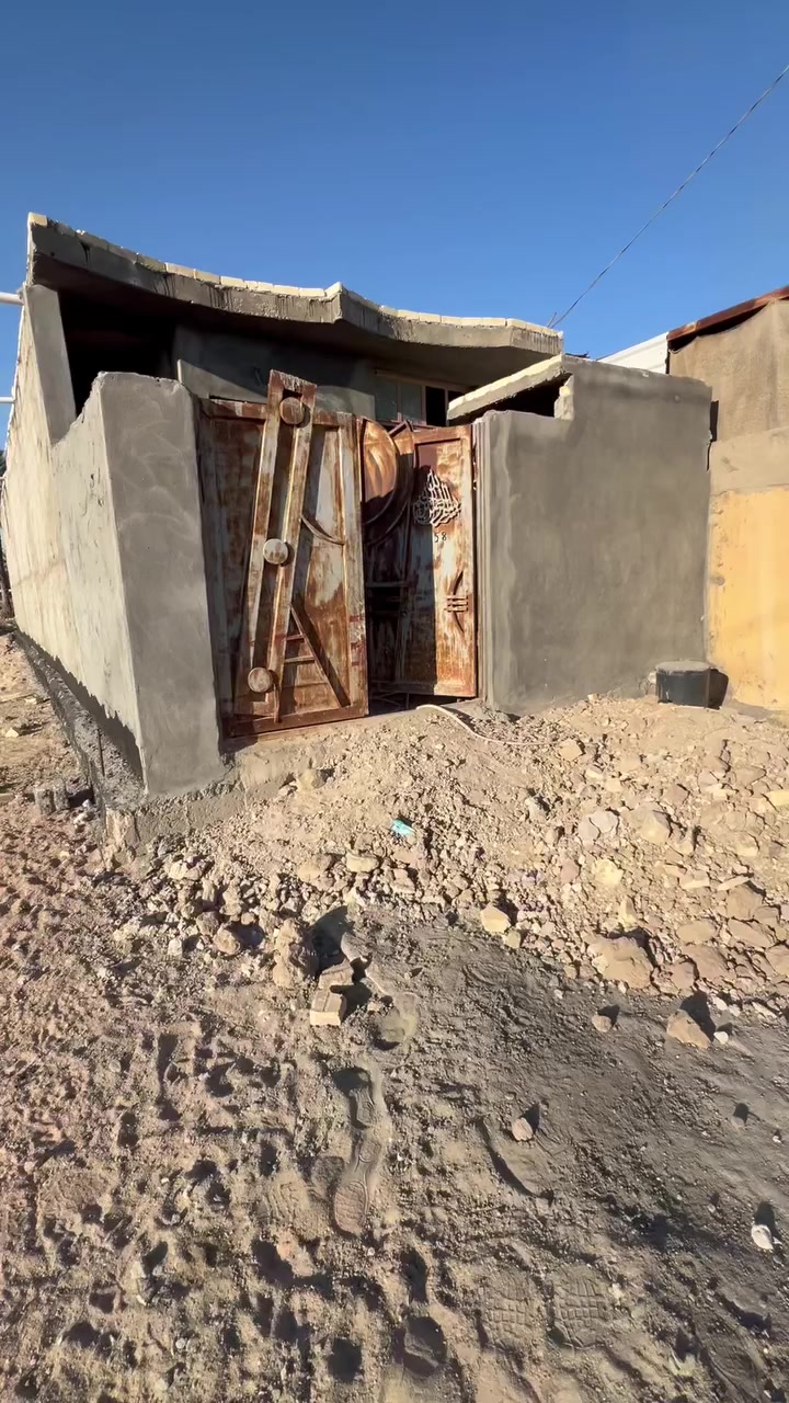 السلام عليكم ورحمة اللّٰه وبركاته اليوم عندي بيت جوه سوك جوه السوك نكول هيكل ١٠٠ متر زراعي إقرار محكمه  بناء حديث باقيله فقط ارضيه وبورك كلشي كامل مكمل من مي مجاري لبخ صب كونكريت السعر ٣٠ مليون وبي مجال عنوانه /شارع ابن دينار بالاخير 
الاستفسار /***********
