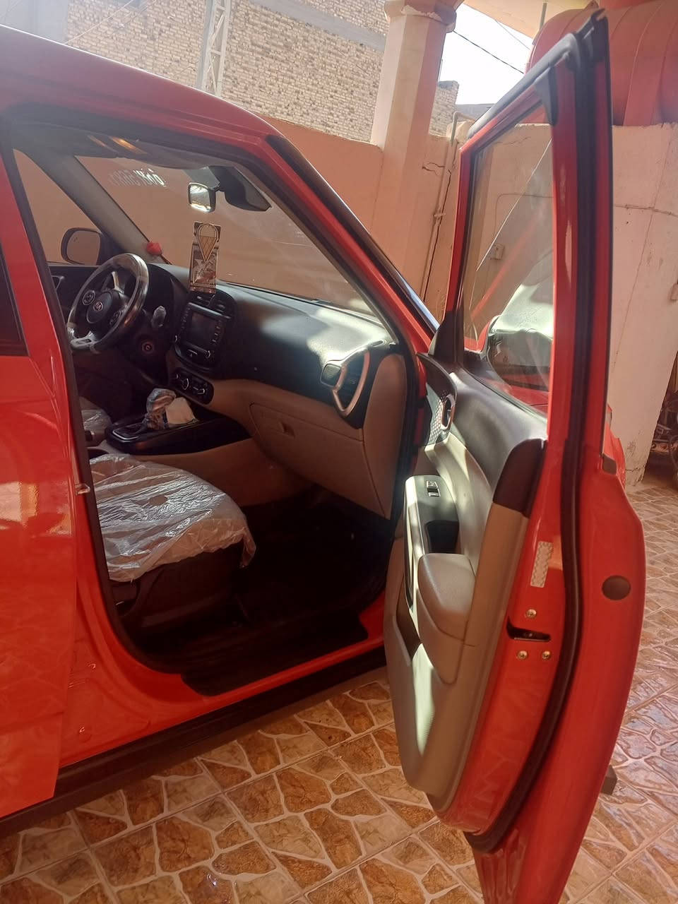 السلام عليكم صول 2021 حمره ماشيه 43 مكينه 2000دوش حادثة قبق جنطه وبنيد مرشوش بدون فتح بدوان دواخل السيارة جديده بالجيس الاتصال على الرقم التالي ***********
