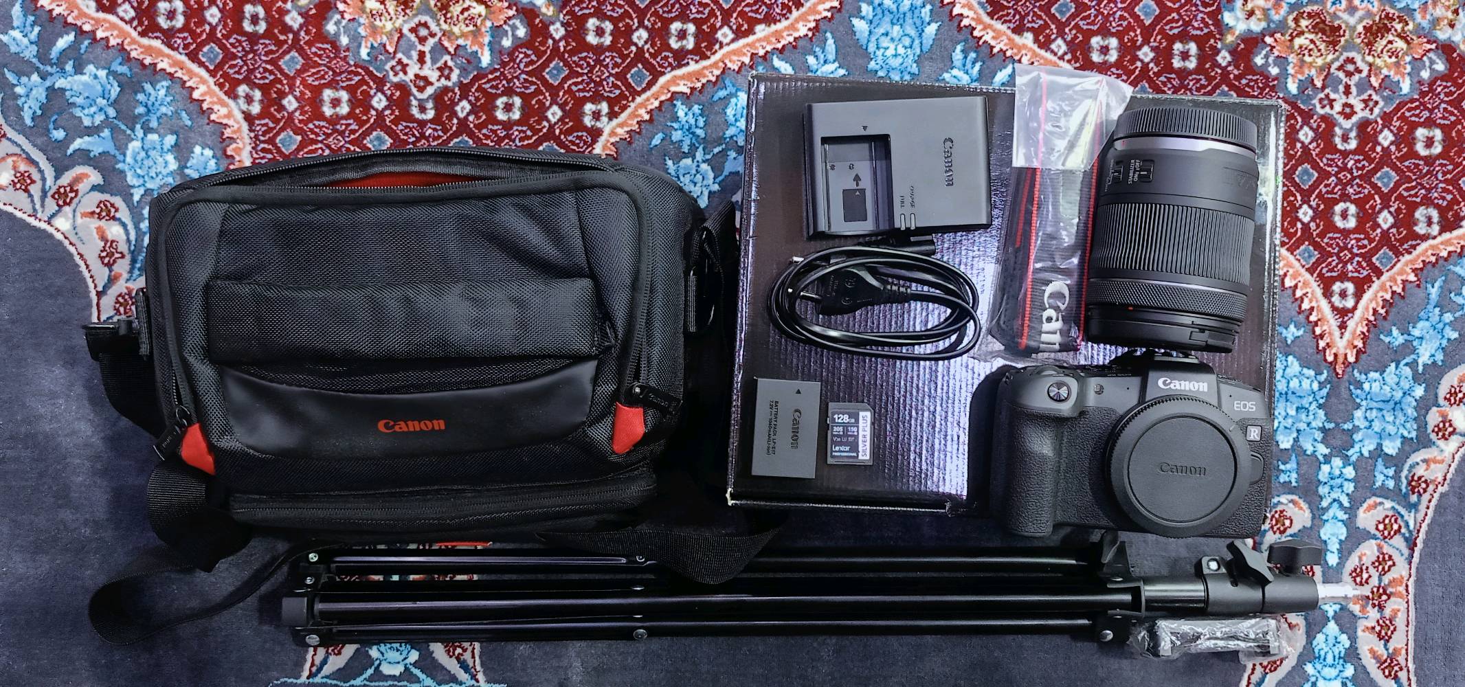 للبيع كاميرا Canon RP (الوحش الـ Full Frame) بحالة الوكالة، الكاميرا "اخت الجديدة" ونظافتها 100%.
​العدسة: الاصلية مال الكامرة  24-105mm (شغالة لكل شي: بورتريه، طبيعة، وفيديو).
​الشتر: صدمة! ما عابر الـ 1000 صورة فقط (يعني بعدها بورقها).
​النظافة: استخدام  قليل جداً، وبدون أي خدش.
​الباكيج كامل (يعني اشتري وبلش صور فوراً):
✅ رام 128GB أصلي وسريع.
✅ ستاند
✅ جنطة كانون الأصلية.
✅ حزام الكاميرا الأصلي.
✅ كافة الملحقات والكرتونة موجودة.
​باختصار: الكاميرا جاهزة، بس استلمها وبلش مشروعك الإعلامي
​📍 المكان: [البصرة/ القبلة / حي المهندسين/]
💰 السعر: [1,450,000] 
📞 للاستفسار:  [***********]
