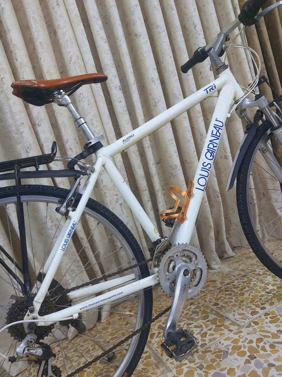دراجة نوع 700c ترحال ماركة LOUIS GARNEAU لويس كندي غني عن التعريف نظافة 95/% 

معدن فول المنيوم 
                         سستم شيمانو كامل 
                                                    دشالي 3امامي 8خلفي

دبل امامي سلس بالسياقة + دبل بالسرج 

                                                       نظام الويالة كمبليون

السعر 150الف وبي مجال 

((العنوان/بغداد/البلديات)) رقم الهاتف ***********
