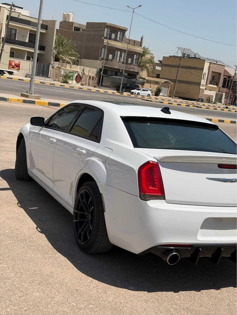 بيع سريع 
مواصفات كرايسلر 300C. موديل 2020
رقمه بغداد بسمي شرط مداور ثاني يوم 
* محرك V6 سعة 3.6  (Lamted).
* ناقل حركة أوتوماتيكي 8 سرعات.
* نظام دفع خلفي،  تو ويل .
* مقاعد جلد فاخرة مع تحكم كهربائي، وتدفئة وتهوية 
* شاشة لمس مع نظام Uconnect ودعم Apple CarPlay وAndroid Auto 
* ).
* كاميرا خلفية
* فتحة سقف بانورامية ).
* تشغيل السيارة بالبصمة مع الدخول الذكي.
* مكيف أوتوماتيكي ثنائي المناطق.
ويل20 تو سايز جديد 
ماشيه 58m
السياره استخدام شخصي 
ما مشتغله خط 
* 
* وسائد هوائية متعددة، ونظام ABS، والتحكم الإلكتروني بالثبات (ESC)، ونظام مانع الانزلاق.
حداديه كير مكينه تبريد كلشي جديد 
*
صبغ فقط بنيد  وشبرين كارت بجاملغ الخلفي 
الكشر صافي لا رصعه لا شخط لا بارد لا حالوب 
السعر (220قفل 
اللاستفسار (*********** النجف, العراق
