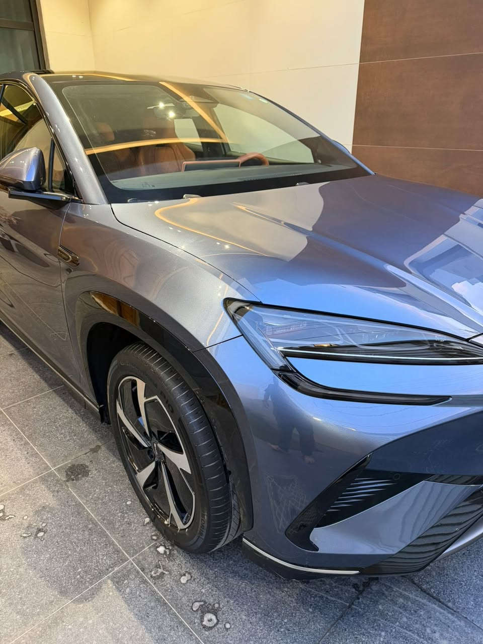 للتواصل: ***********

للبيع
BYD Sea Lion 07 EV
موديل 2024 – سيارة كهربائية بالكامل بتكنولوجيا حديثة وتصميم رياضي

الموقع: بغداد – شارع المطار

اللون الخارجي: رمادي ميتالك
الداخلية: جلد فاخر لون برتقالي
الوارد: الشركة
سعر: 25500 الف دولار 
المواصفات:
بطارية Blade الأصلية من BYD
سعة البطارية: 80.64 kWh
نظام دفع خلفي 2WD
القوة: 308 حصان
مدى يصل إلى حوالي 610 كم بالشحنة الواحدة
يدعم الشحن السريع

شاشة وسطية كبيرة تعمل باللمس
عدادات ديجيتال بالكامل
مقاعد جلد فاخرة
سقف بانوراما
تشغيل بصمة
فتح أبواب بصمة
كاميرات محيطية مع حساسات اصطفاف
إضاءة LED كاملة أمامية وخلفية
مكيف أوتوماتيك
مقود متعدد الوظائف
نظام ثبات إلكتروني
جنوط رياضية
صندوق خلفي كهرباء
السيارة موديل 2024 حديثة جداً ونظيفة وتتميز بتكنولوجيا متطورة واقتصادية بالاستخدام.
