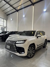 لكزس LX600 • زيرو ٢٠٢٥ • أبیض داخل أحمر