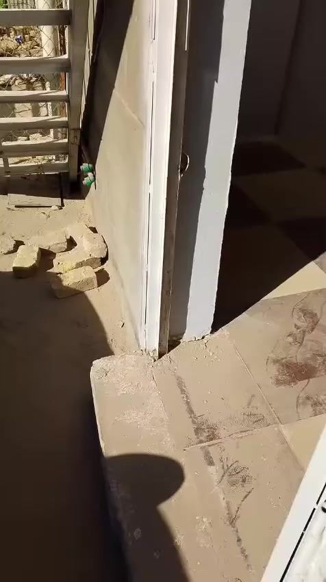 إعلان عن غرفة ومنافعها للإيجار 🌟
‏
‏السلام عليكم ورحمة الله وبركاته،
‏ اتمنى ان يكون بموافقة الإدارة أو صاحب المنشور، نعلن عن توفر غرفة كبيرة مع منافعها للإيجار في موقع مميز بوسط مدينة الديوانية.
‏
‏🔹 مواصفات العقار:
‏
‏غرفة واسعة بمساحة 8×3.5 م
‏
‏تحتوي على حمّام (صحيات) و مطبخ صغير
‏
‏سنة البناء: 2023
‏
‏موقع الغرفة:
‏الديوانية – حي الجديدة – وسط المدينة
‏نهاية شارع المواكب من جهة أهل الشط
‏ثاني شارع على اليمين من مدخل شارع الإطارات
‏قرب مركز الأسنان التخصصي الحكومي أو قسم تطبيق دكاترة الأسنان في الجديدة
‏
‏لها باب خاص على الشارع العام
‏
‏
‏🔹 ملاحظات:
‏
‏يفضَّل أن تكون لعائلة صغيرة.
‏
‏يمكن الاتفاق على تأجير مؤقت (لفترة محدودة)، وفي هذه الحالة يتم التساهل في بعض الإيجار.
‏
‏أما في حال الإيجار لسنة أو أكثر، فسيكون السعر مناسبًا ويرضي المستأجر بإذن الله.
‏
‏
‏💰 الإيجار الشهري: 200,000 دينار عراقي (قابل للتفاوض)
‏
‏📞 للتواصل والاستفسار:
‏
‏الأستاذ حيدر (أبو أحمد): ***********
‏
‏الأستاذ سيف: ‪***********‬
‏
‏
‏🎥 لمشاهدة فيديو الغرفة:
‏اضغط هنا لمشاهدة الفيديو على فيسبوك
‏
‏https://www.facebook.com/share/p/1GUi8NWdo4/
‏---
‏
‏🔸 ملاحظة مهمة:
‏نرجو من الجميع الالتزام بالصدق عند التواصل، وعدم إجراء مكالمات أو وعود غير جدية، لأن هذا يسبب إرباكًا للجادين المحتاجين فعلاً للسكن.
‏وكذلك نرجو من الإخوة والأخوات الكرام تجنّب التعليقات غير المفيدة، وإذا لم يرق لكم الإعلان فيُكتفى بتجاوزه بكل احترام.
‏
‏نسأل الله التوفيق للجميع،
‏تحياتنا – أبو هاني 🌿
‏
