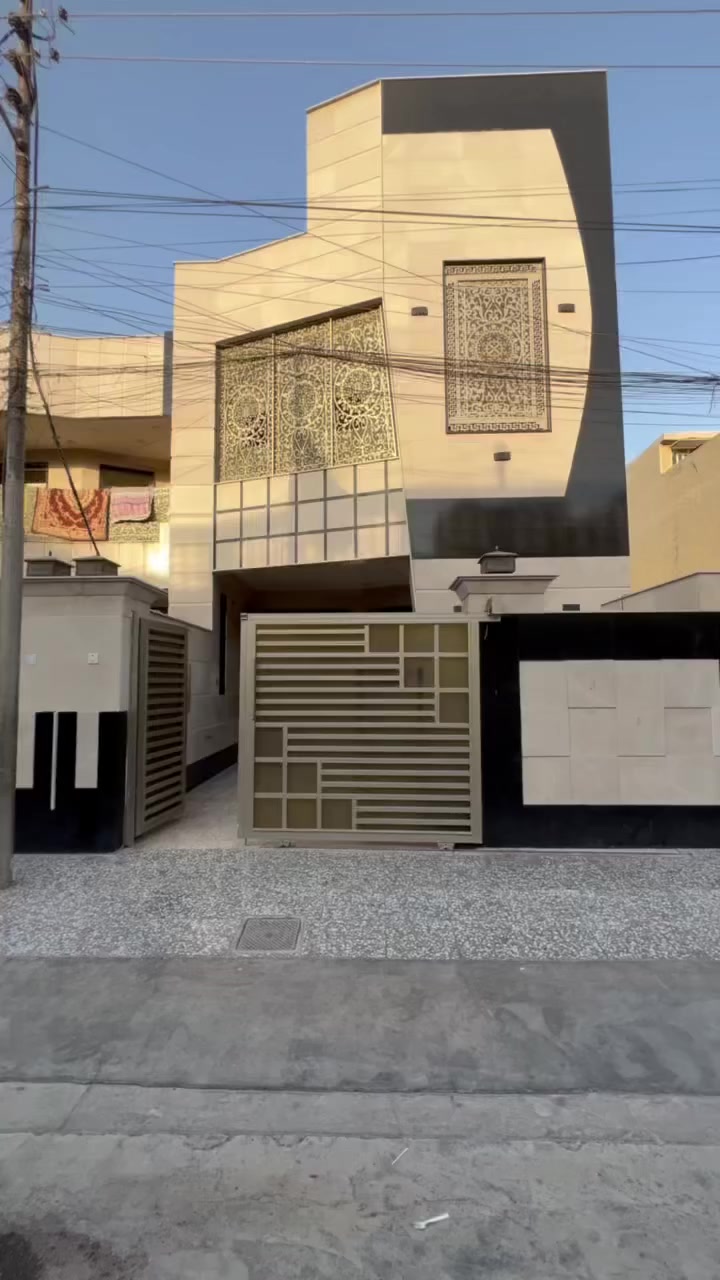 للبيع في السيدية بيت مساحته 150م درجة اولى واجه6م وحدتين سكنيه يحتوي كل طابق غرفتين وصالة ومطبخ وهول داخلي موقع العقار الخيزران بضهر مطعم اكليل الجبال للاستفسار ***********
