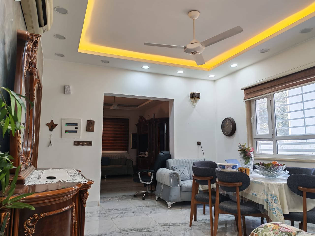 دار للبيع في حي الصديق الاولى قرب جامع الصديق
المساحة : 200 متر ، واجهه : 10 متر ، اتجاه : غروب 
طابقين ، بناء سنة 2024 
الطابق الاول يحتوي على : كراج ، مطبخ ، صالة ، استقبال ، غرفتين نوم ، مناور ، صحيات 
الطابق الثاني يحتوي على : صالة ، اربع غرف نوم ، صحيات 

🔺 السعر يذكر خاص او الاتصال على الأرقام المذكوره 

للاستفسار المراجعة مع مكتب المميز للعقارات او الاتصال : 
***********
***********
***********
*********** 

عنوان المكتب : العراق - موصل - حي الصديق - سايدين بعويزة - مجاور مرطبات البحرين ..
