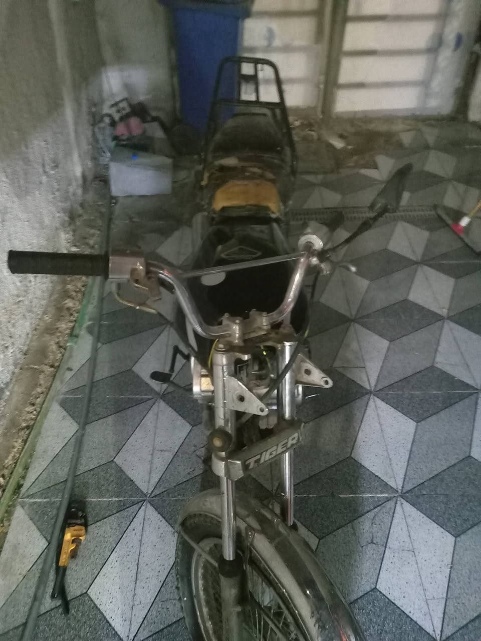 سلام عليكم اخوان خمسة كير للبيع متروكة صار الها شهرين قبل يومين ردت اسويها بدلت محركها جديد وتناكني وكفرات جديدات بقت بس الكابريتة يرادلها تبديل وبعد ماعندي فلوس  الدراجة ماوكفتني بل شارع ابد عضمتها حلوة وكرفتها زينة للبيع بدون أوراق اتكفلك سرقة وعشاير سعرها 275 وبيها مجال حك  الجية وسعرها كلش مناسب لان معتاز فلوس ومستعجل على بيعتها  مكاني الحرية رقم تلفوني *********** بي وتساب
