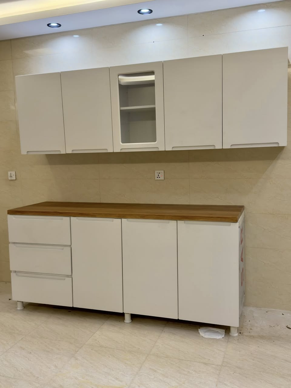 السلام عليكم 
كاونتر ٣ قطع جديد تقريبا،  مستعمل فترة جدا قليلة بسعر ٧٠٠ الف فقط  وبيه مجال للشراي،  المكان بختياري،التواصل مع الرقم ***********
