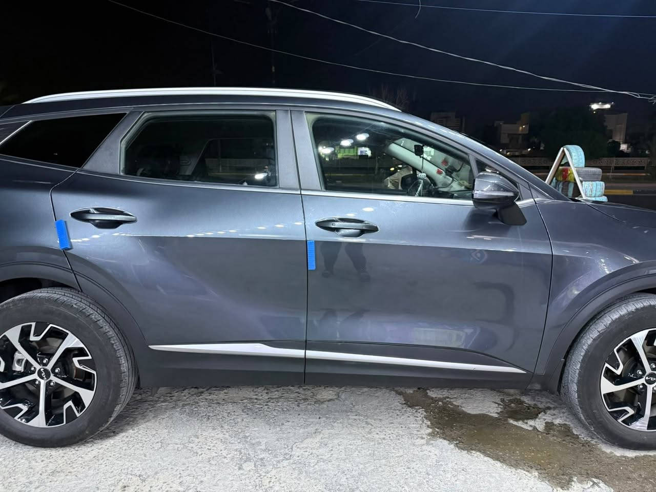 🚘 للبيع | كيا سبورتاج هايبرد EX موديل 2024 🚘
✨ ممشى: 20 ألف كم فقط.

سيارة استخدام شخصي، باسمي، بحالة الوكالة وجاهزة لنقل الملكية مباشرة، ولا تحتاج أي مصروف.

🔹 المواصفات: ✅ محرك 1.6 تيربو هايبرد (Hybrid). ✅ ناقل حركة أوتوماتيك. ✅ تشغيل بصمة (Push Start). ✅ دخول ذكي (Smart Key). ✅ شاشة لمس كبيرة تدعم Apple CarPlay وAndroid Auto. ✅ كاميرا خلفية. ✅ رادار أمامي وخلفي. ✅ حساسات توقف أمامية وخلفية. ✅ نظام الكبح التلقائي في حالات الطوارئ. ✅ نظام المحافظة على المسار (Lane Keep Assist). ✅ نظام التحذير من الخروج عن المسار. ✅ مثبت سرعة. ✅ مقاعد جلد أصلية مع تدفئة للمقاعد الأمامية. ✅ تكييف أوتوماتيك مزدوج. ✅ شاحن لاسلكي للهاتف. ✅ مرايا كهربائية مع طي كهربائي. ✅ إنارة LED أمامية وخلفية. ✅ جنوط ألمنيوم أصلية. ✅ نظام الثبات الإلكتروني (ESP). ✅ نظام مانع الانزلاق (TCS). ✅ نظام ABS مع EBD. ✅ مساعد صعود المرتفعات (Hill Assist). ✅ وسائد هوائية متعددة. ✅ حساس ضغط الإطارات (TPMS).

🎁 كتلوكات الوكالة موجودة. 🎁 أرضيات الوكالة الأصلية غير مستخدمة.

❌ بدون فتحة سقف.

💰 السعر المطلوب: 20,500 دولار، وبيه مجال للجاد فقط.

📞 للاستفسار: ***********

السيارة نظيفة جدًا، ممشاها 20 ألف كم فقط، وبحالة الوكالة من الداخل والخارج، وتستحق المشاهدة.
