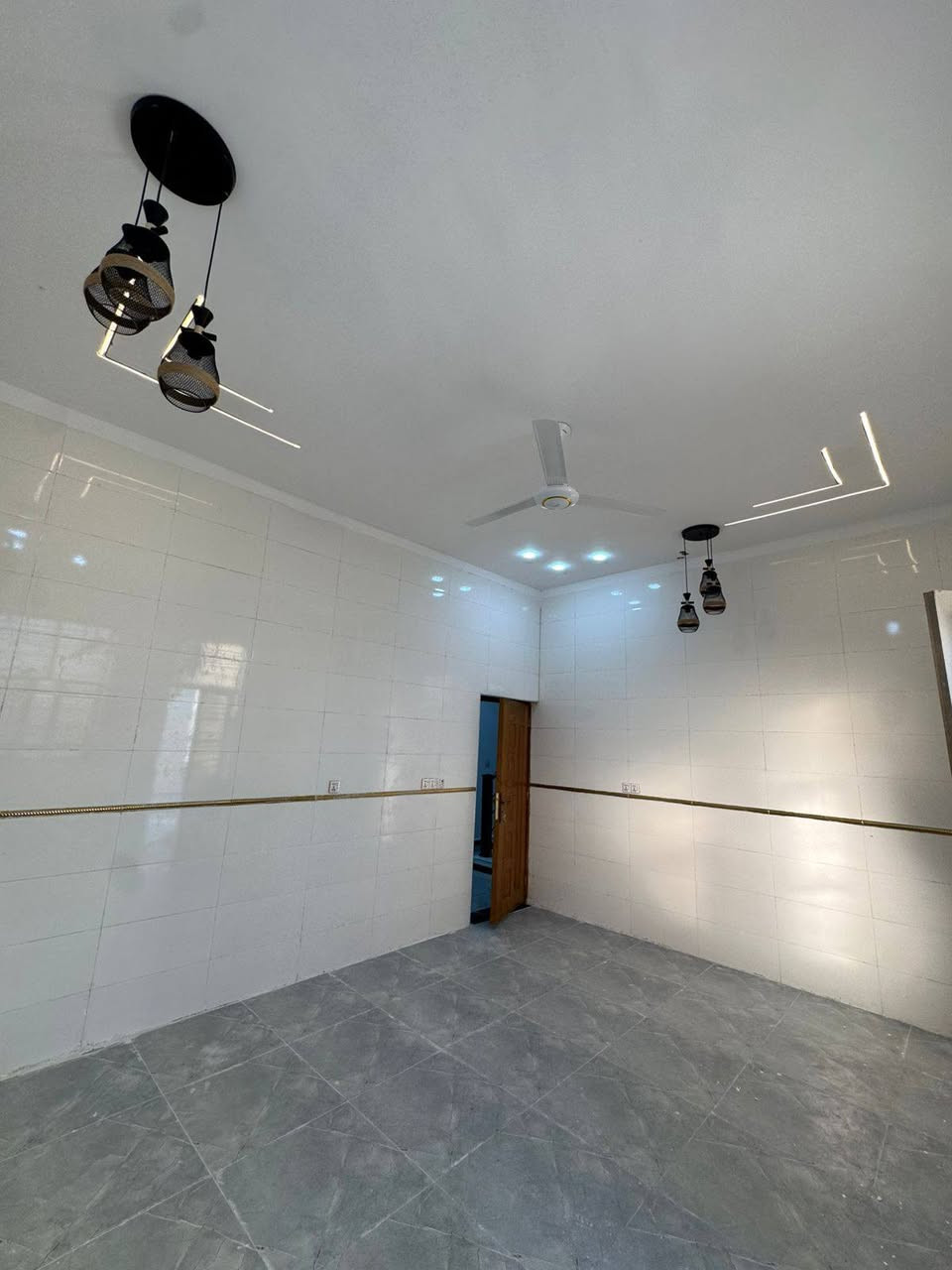 دار سكن حديث. البصرة أبي الخصيب محليه.  قرب مدينه الأندلس. 
المساحه 250م
3 غرف منام
نوع العقار طابو زراعي ملك صرف.  
السعر 130 قابل. للتفاوض.
***********
