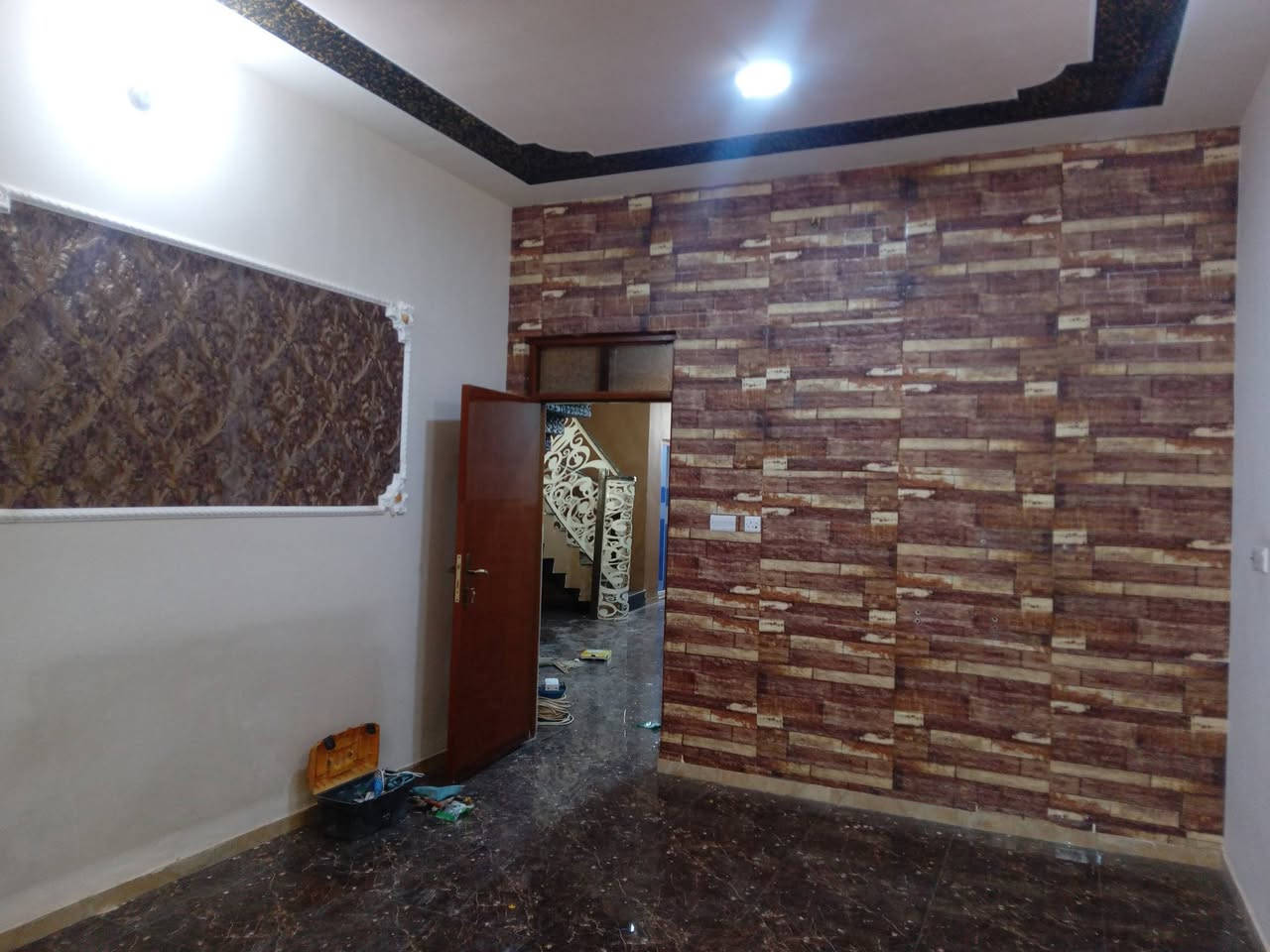 موجود بيت طابقين مساحة البيت ١٥٠متر بناء حديث طابوك يتكون بيت ٣غرف نوم صاله دوانيه صحيات عدد٢ منطقه البجويله مقابل واطئة الكلفه سعر ٨٥بي مجال شراي يجي خاص او يتصل ع رقمي *********** شارع تبليط
