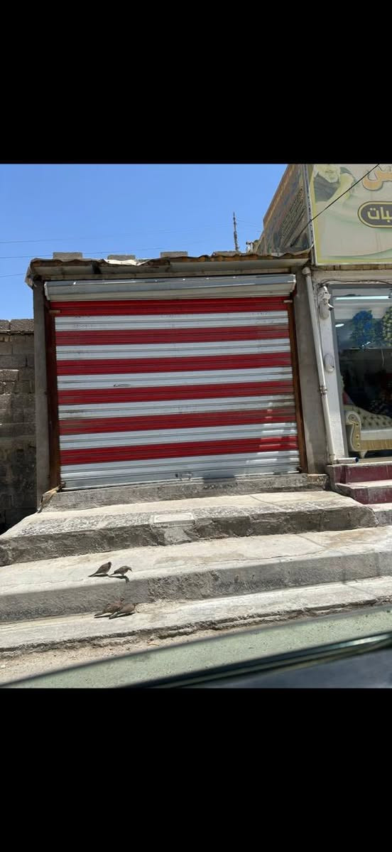 السلام عليكم بيت معه محل لبيع وارد شهري 400 وقابل للزياده مساحه 75 متر مدينه الصدر قطاع صفر على شار تجاري السعر 70 وبي مجال ***********
