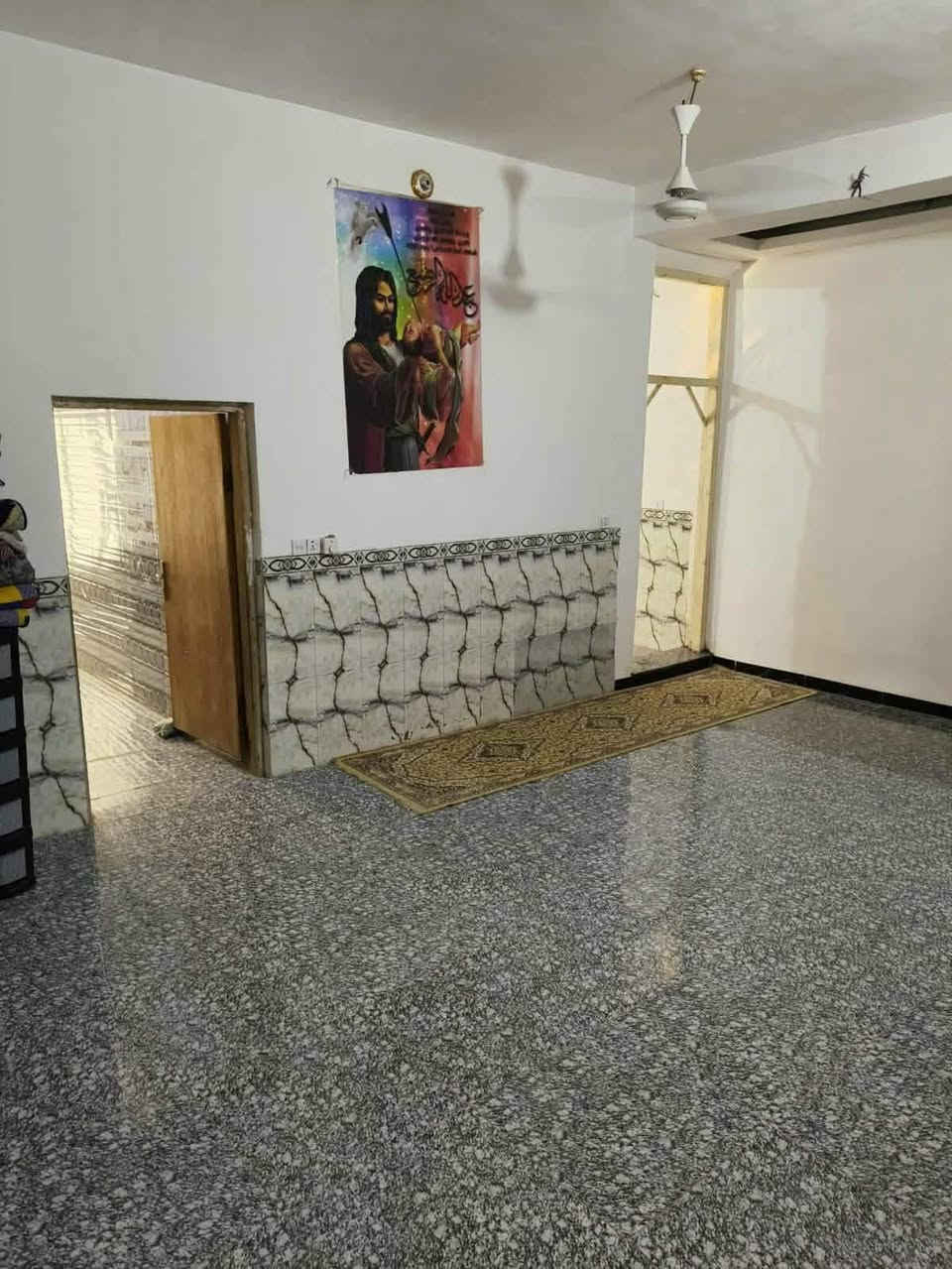 دار للبيع مساحة ١٤٠ م طابو صرف 
شارع ١٠ م 
غرفتين نوم / صالة / استقبال / مطبخ / صحيات داخلية وخارجية 
الموقع / الحي العسكري قرب مدرسة كميل 
علماً ان البيت مطلوب سلفة اسكان 10 مليون 
*********** 
للأستفسار اكثر مراجعة مكتب الورد
