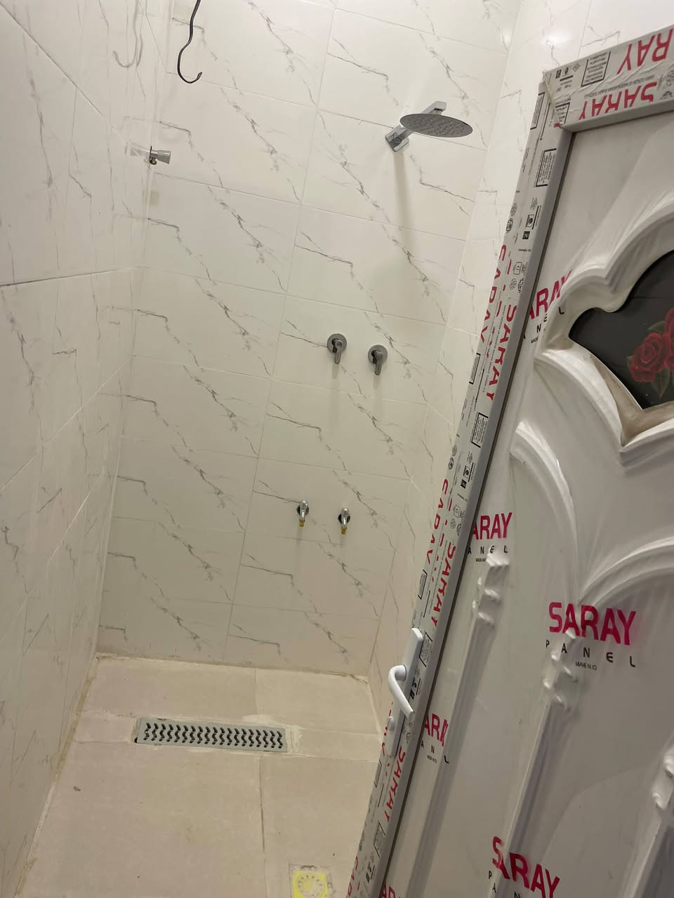 ٢ بيوت للبيع طابقين نفس التصميم بناء حديث مساحة ١٠٠ الواجهة ٥ نزال ٢٠ بغداد الحسينية الراشدية منطقة السكلات ال١٤ قرب نادي الهلال يم مدرسة الفيحاء للاستفسار عن السعر وباقي التفاصيل الاتصال على رقم صاحب العقار شخصيا 
*********** 
او على رقم الواتس اب +46739083252
