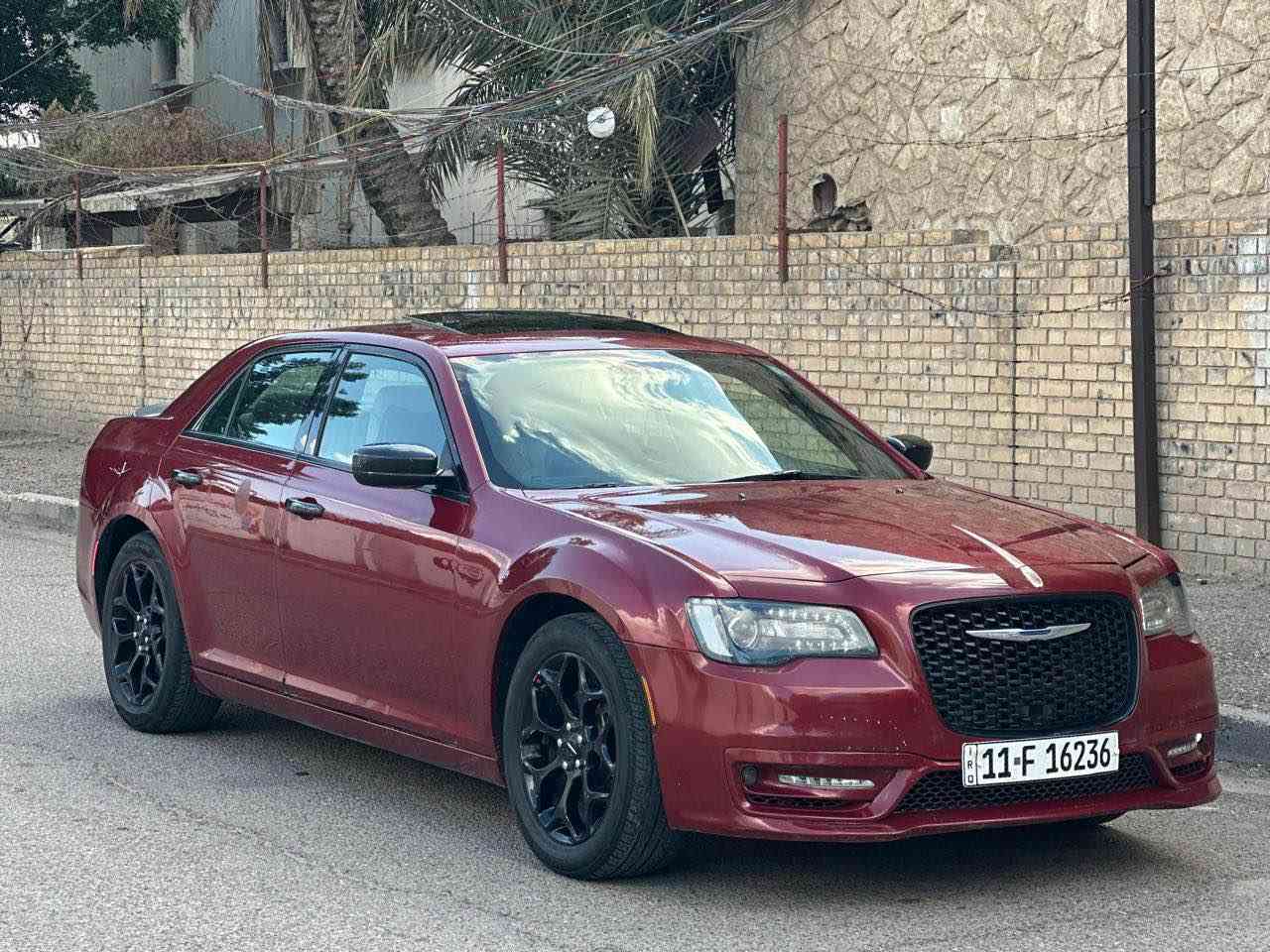 السلام عليكم 
كرايسلر 300s فورويل  2014 محدثه 
السياره بدون ضرر صبغ قطعة وحده فقط 
ماشيه ١٥٠ الف ميل 
مواصفات فول ١/١ رقم بغداد باسمي 
السعر 163 وبيها مجال بسيط 
مكان السيارة بغداد الصليخ 
لاستفسار *********** بغداد, العراق
