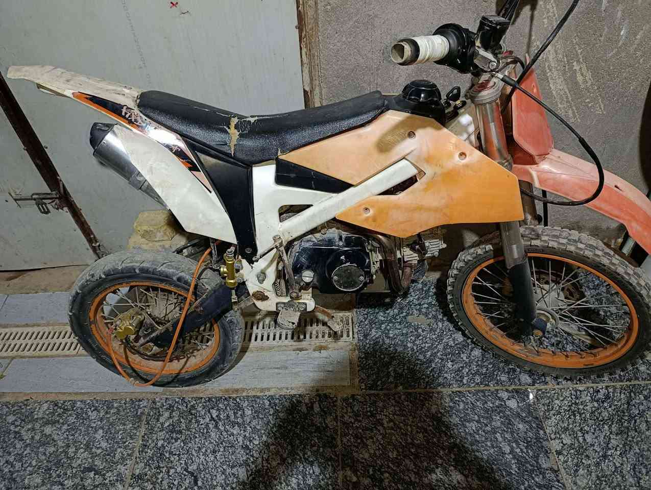 دراجه قفاز مكينه 125cc الصناعة كوري دراجه مكينتها نضيفة وكامله مابيها نقص السعر 600 الشراي مراسلة الصفحه او واتساب ***********
