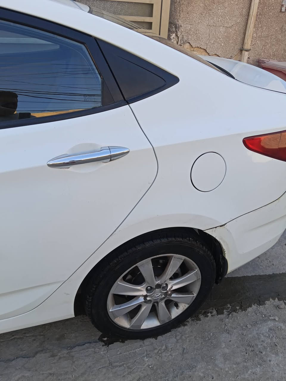 السلام عليكم 
اكسنت 2011 بلو مضلع قطرتين 
الباب الايمن بي طخه خفيفه 
الباب الايسر باب السايق مصلح كد شبر 
مكان السيارة الدوره 
السعر 80 وبيها مجال 
للاستفسار الاتصال على الرقم 
***********
