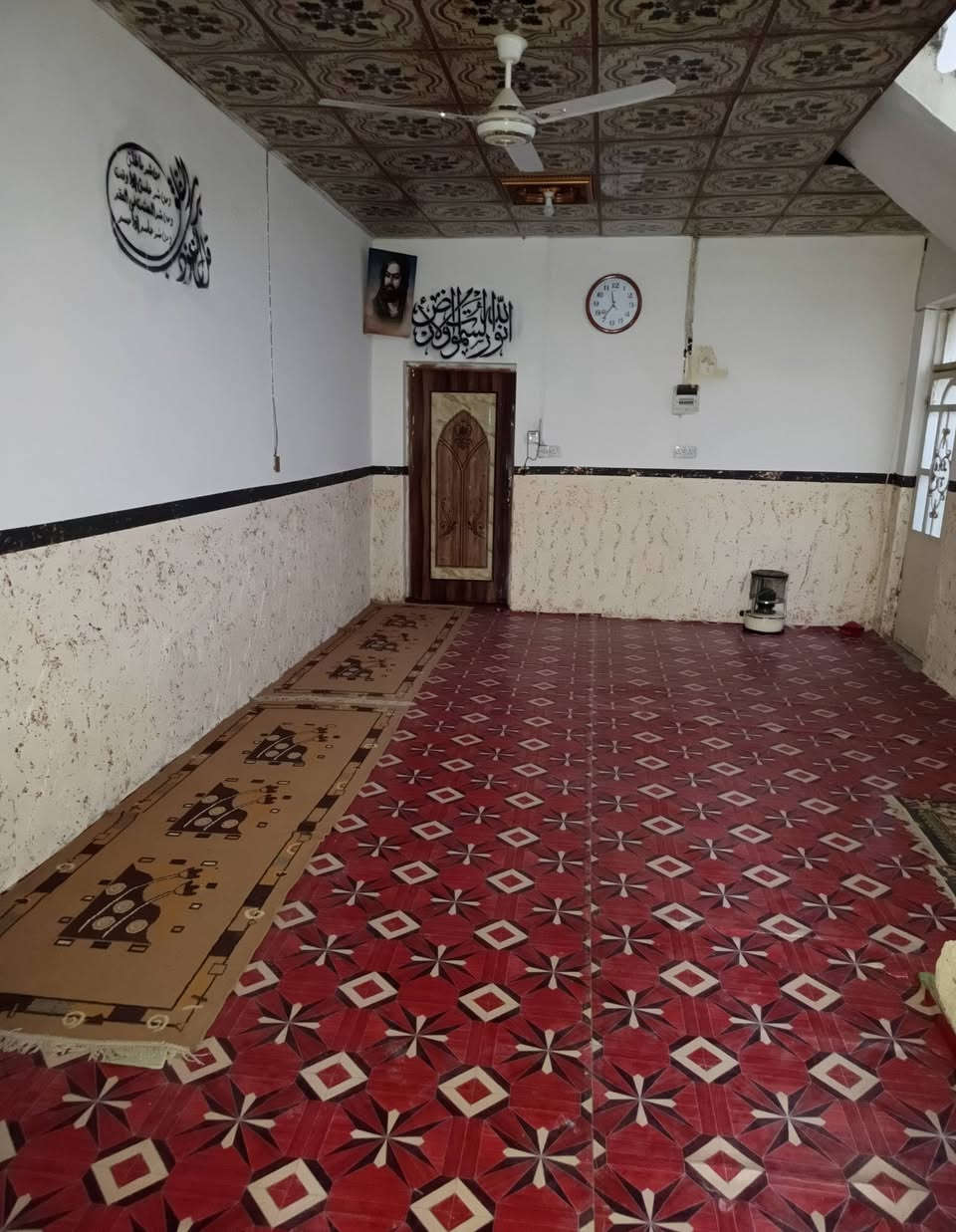 بيت للبيع 100م بشارع المطار القديم قرب مدرسة جنائن صب كونكريت غرفه وصاله ومطبخ وستقبال اريده 25 وبي مجال ***********
