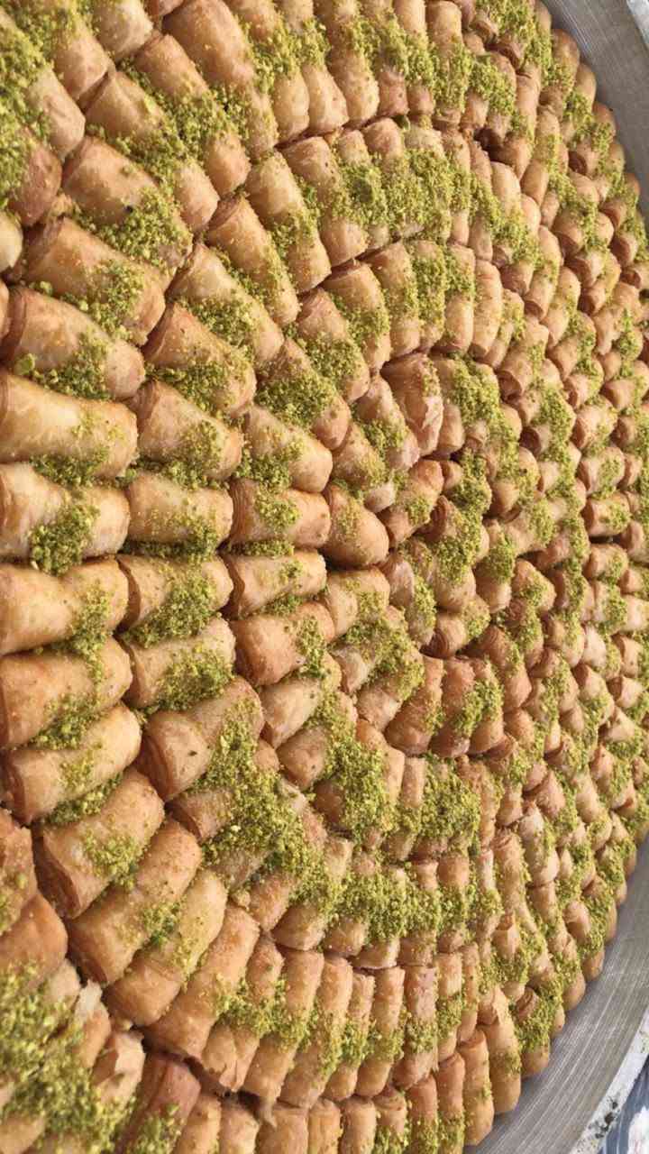السلام عليكم يتوفر حلويات نور المصطفى جمله ومفرد بقلاوه جوز  ملفوف جوز زنود الست بالقشطه موصل حي الوحده سايدين الكنيسه رقم الهاتف ***********
