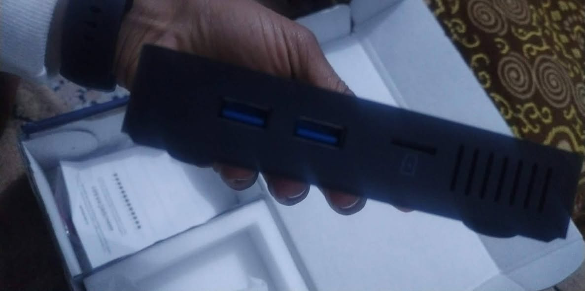 المواصفات التقنية (BMAX B1 Pro):
المعالج: Intel Gemini Lake N4000 (ثنائي النواة، يصل تردده إلى 2.6 جيجاهرتز).
​الذاكرة العشوائية (RAM): سعة 8GB من نوع LPDDR4 (ممتاز للمهام المتعددة البسيطة).
​التخزين الداخلي: سعة 128GB من نوع eMMC (ويمكن تطويره بإضافة SSD خارجي أو M.2 في بعض الإصدارات).
​كرت الشاشة: Intel UHD Graphics 600 (يدعم دقة 4K للفيديو).
​الاتصال: يدعم Wi-Fi ثنائي الموجات (2.4G/5G) و Bluetooth 4.2.
​المنافذ: يحتوي على منافذ USB 3.0، HDMI، VGA (لتشغيل الشاشات القديمة والحديثة)، ومنفذ سماعات وميكرو.
​السعر في العراق (تقريبي):
​سعر هذا الموديل (8GB+128GB) يتراوح حالياً في المحلات والمواقع العراقية بين:
​145,000 إلى 175,000 دينار عراقي


**إذا كنت صاحب هذا الإعلان وتريد حذفه لأي سبب، رجاءا أرسل رسالة إلى الدعم الفني**